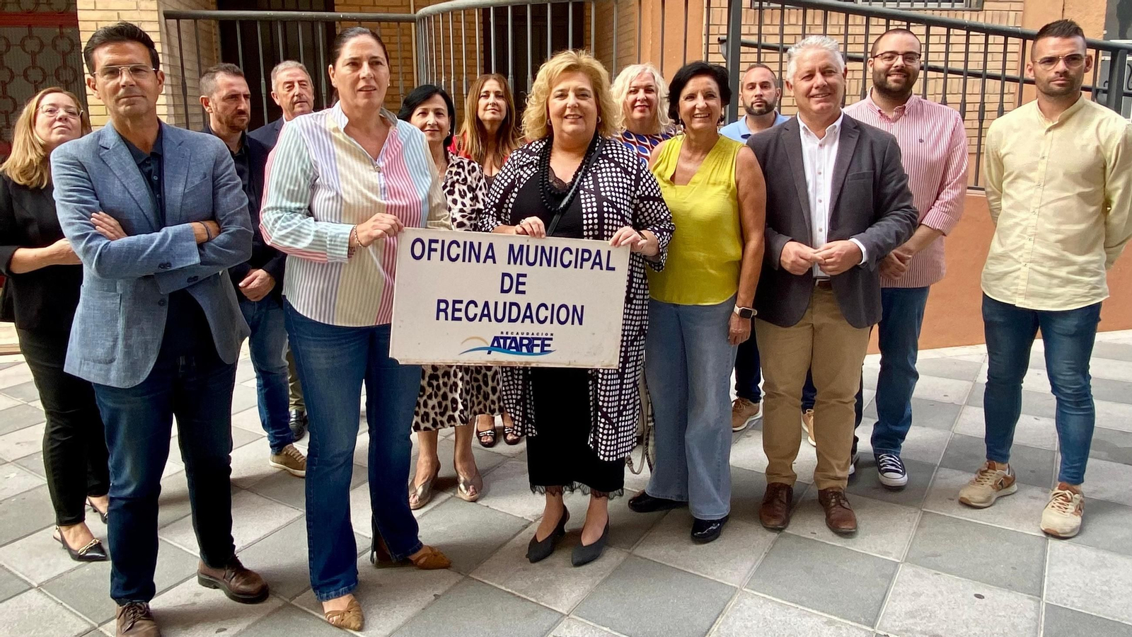 Fátima Gómez y Yolanda Fernández junto a miembros del grupo socialista en la Diputación y del equipo de gobierno de Atarfe