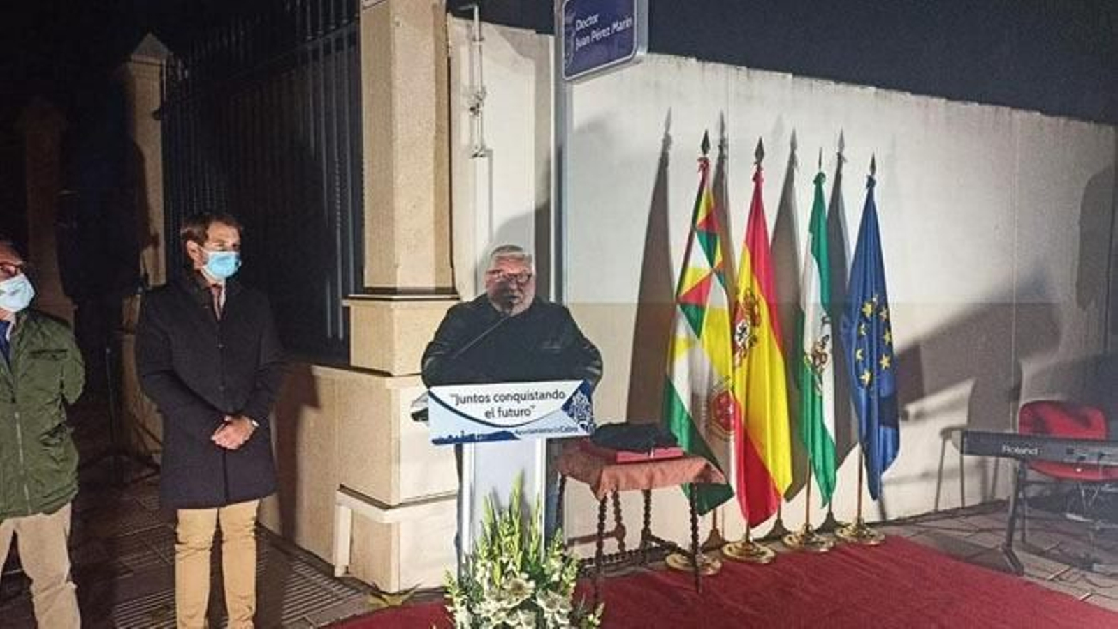 Manuel Buil, portavoz de la familia, interviene durante la inauguración de la nueva rotulación de la calle. Manuel Buil, portavoz de la familia, interviene durante la inauguración de la nueva rotulación de la calle.