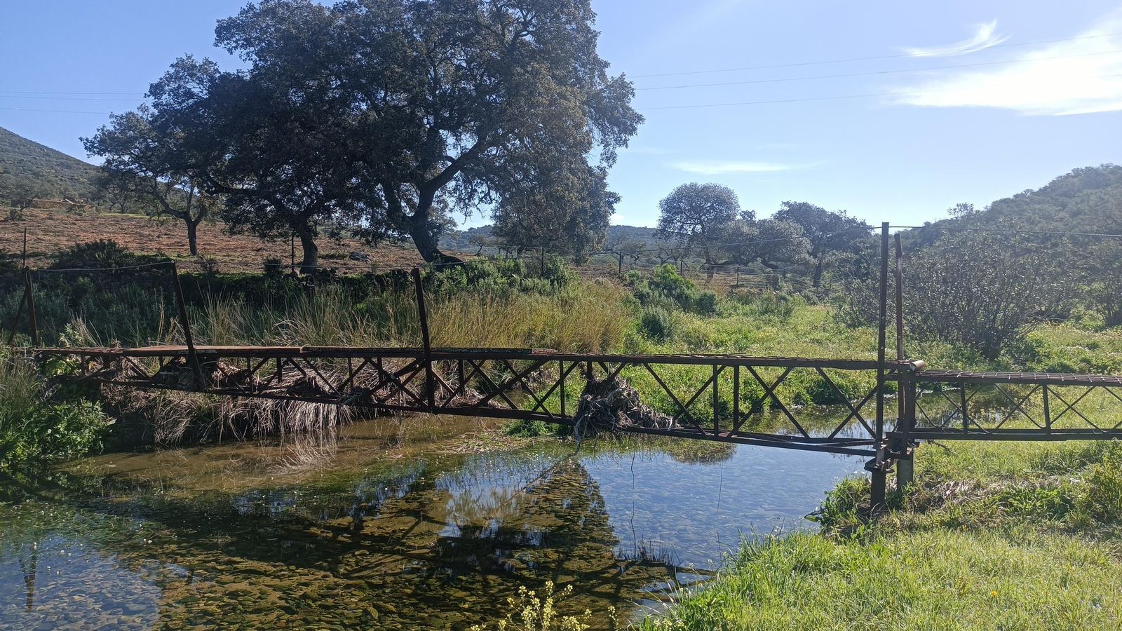 Esta pasarela de metal nos permitirá cruzar el Arroyo de Valdehombre.