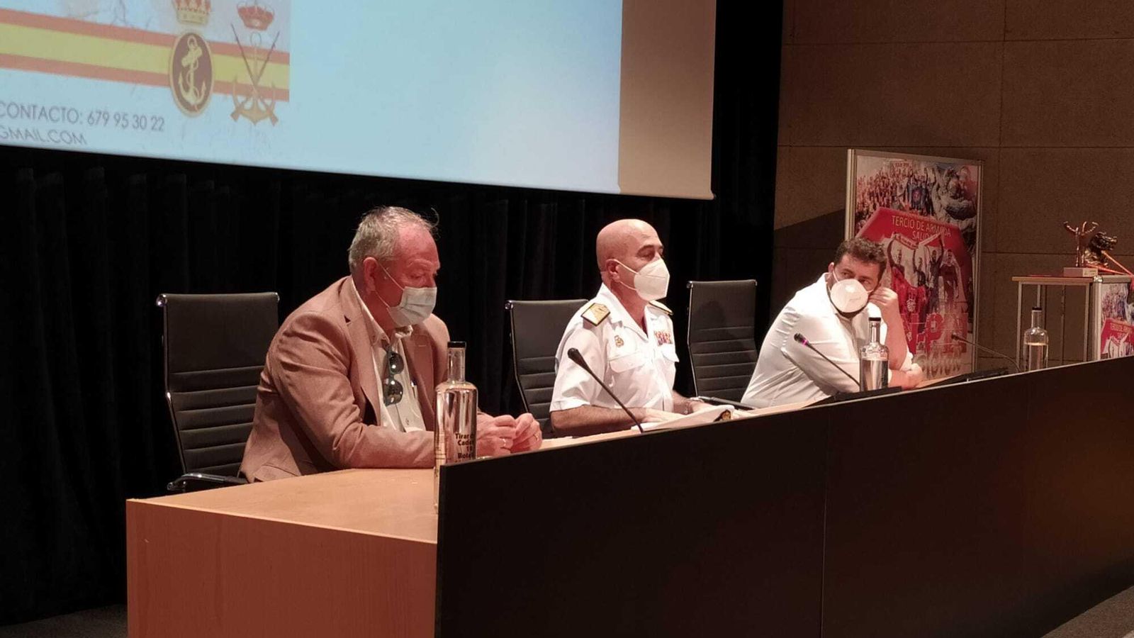 El general del TEAR, José Luis Souto, acompañado de Jaime Armario y de Antonio Rojas, durante la presentación de la Fan Pin Race. El general del TEAR, José Luis Souto, acompañado de Jaime Armario y de Antonio Rojas, durante la presentación de la Fan Pin Race.