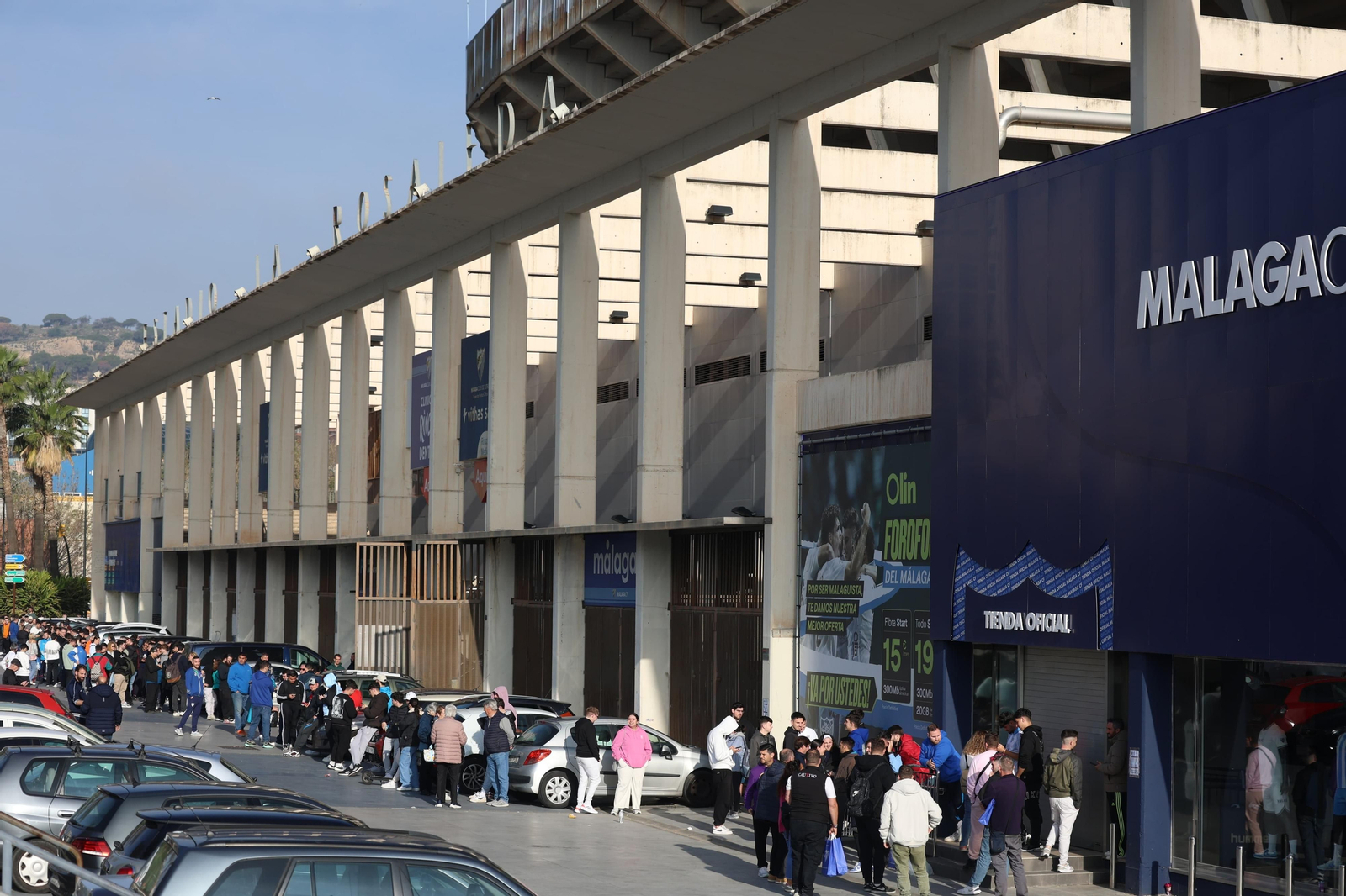 Avalancha en la tienda de La Rosaleda por la camiseta especial del Málaga