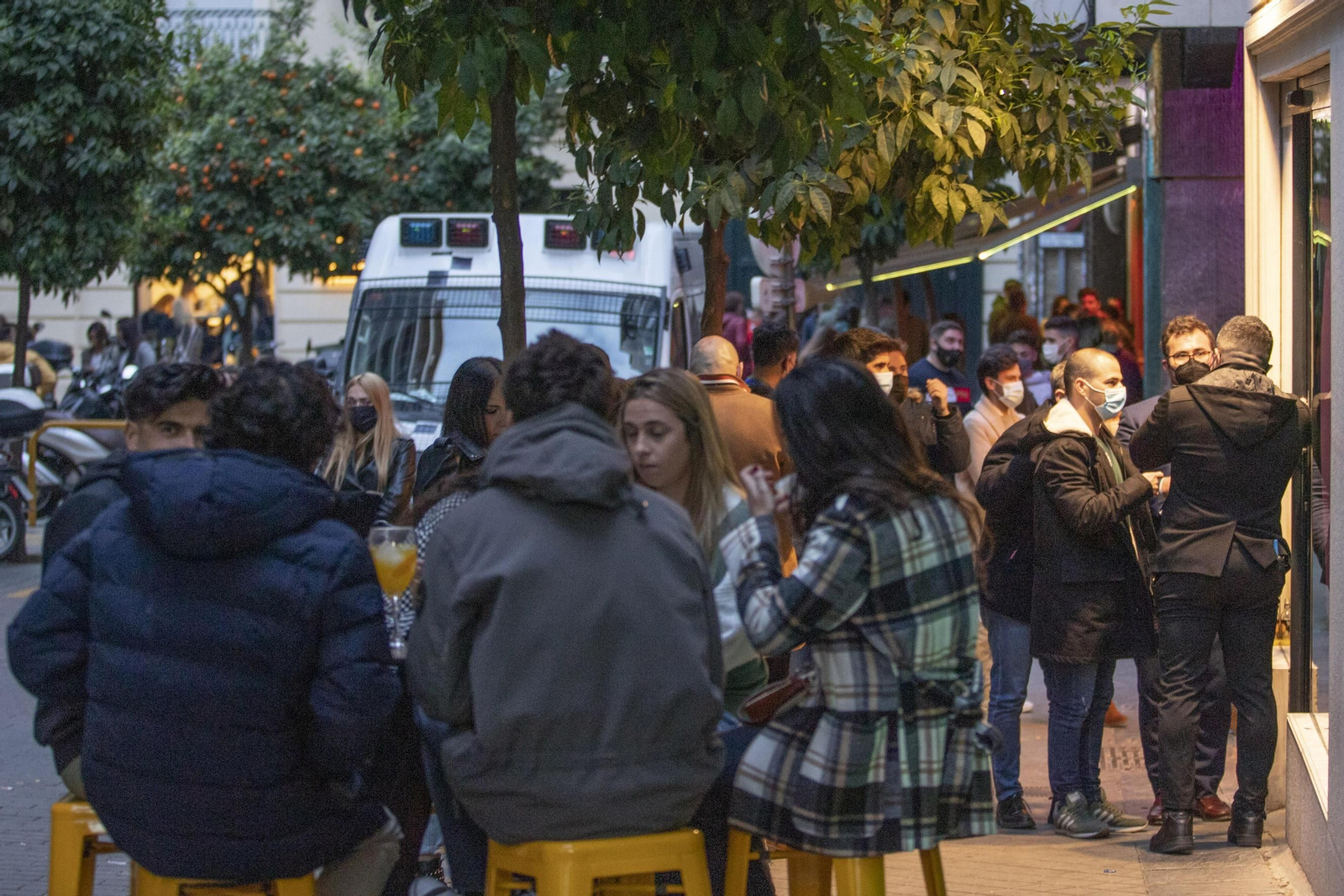 Fotos: los bares y comercios de Granada vuelven a abrir hasta la noche