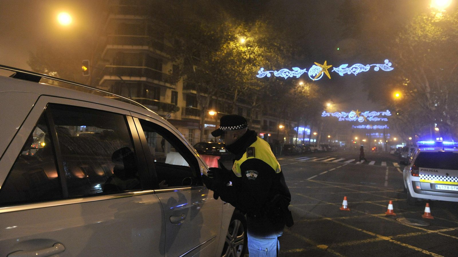 Control en una de las calles de acceso al centro de Sevilla.
