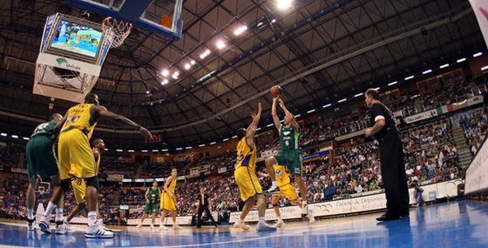 El Unicaja saca la visa virtual para los 'play off' por el título con una convincente victoria ante el Blancos de Rueda (88-58).