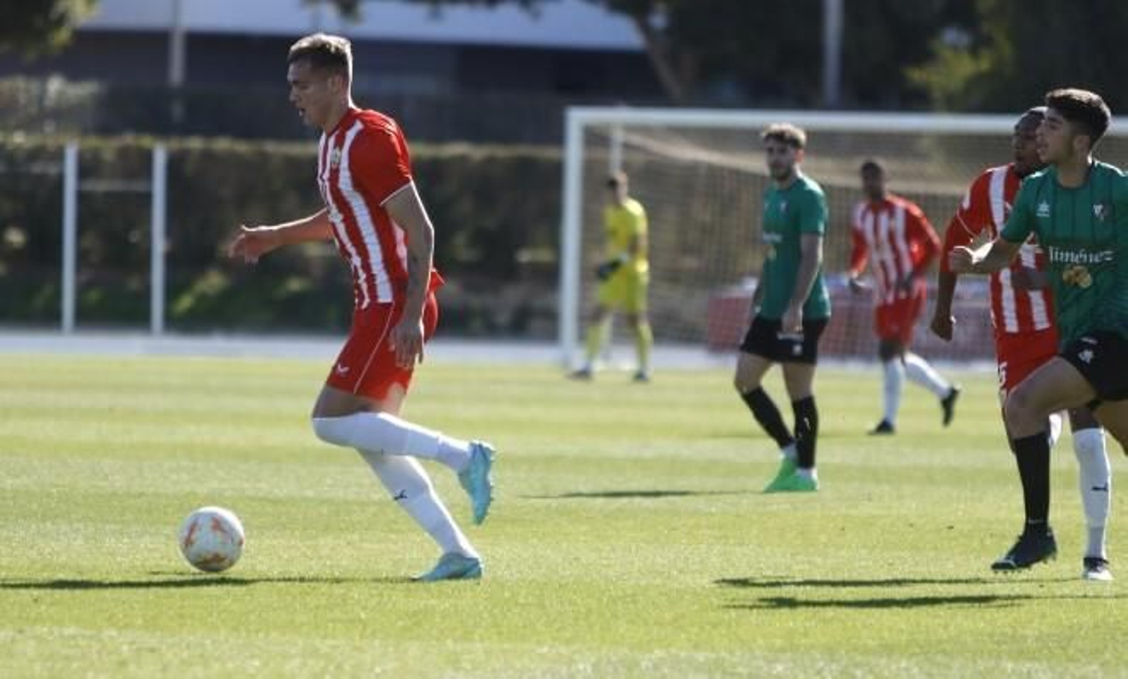 Milovanovic conduce un balón durante un choque de esta temporada en el Anexo. Milovanovic conduce un balón durante un choque de esta temporada en el Anexo.