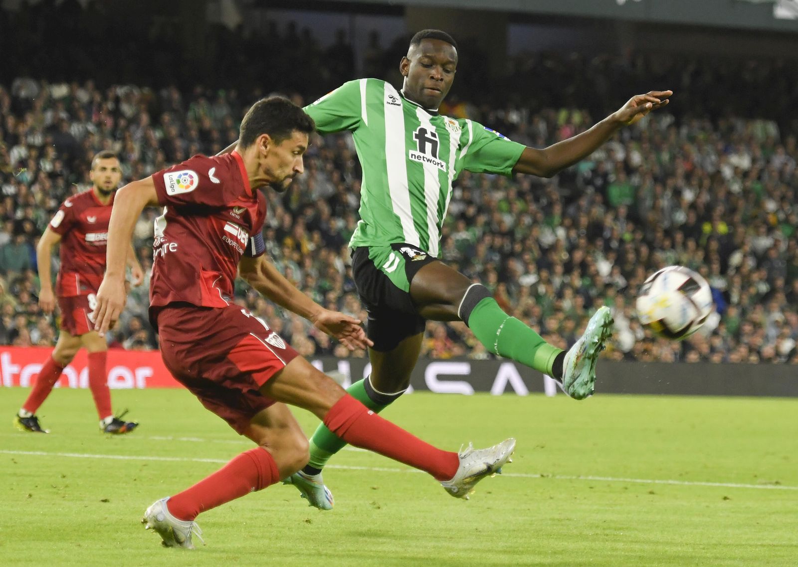 Jesús Navas, en el penúltimo partido que ha jugado en el Sevilla, el derbi, ante Luiz Henrique.
