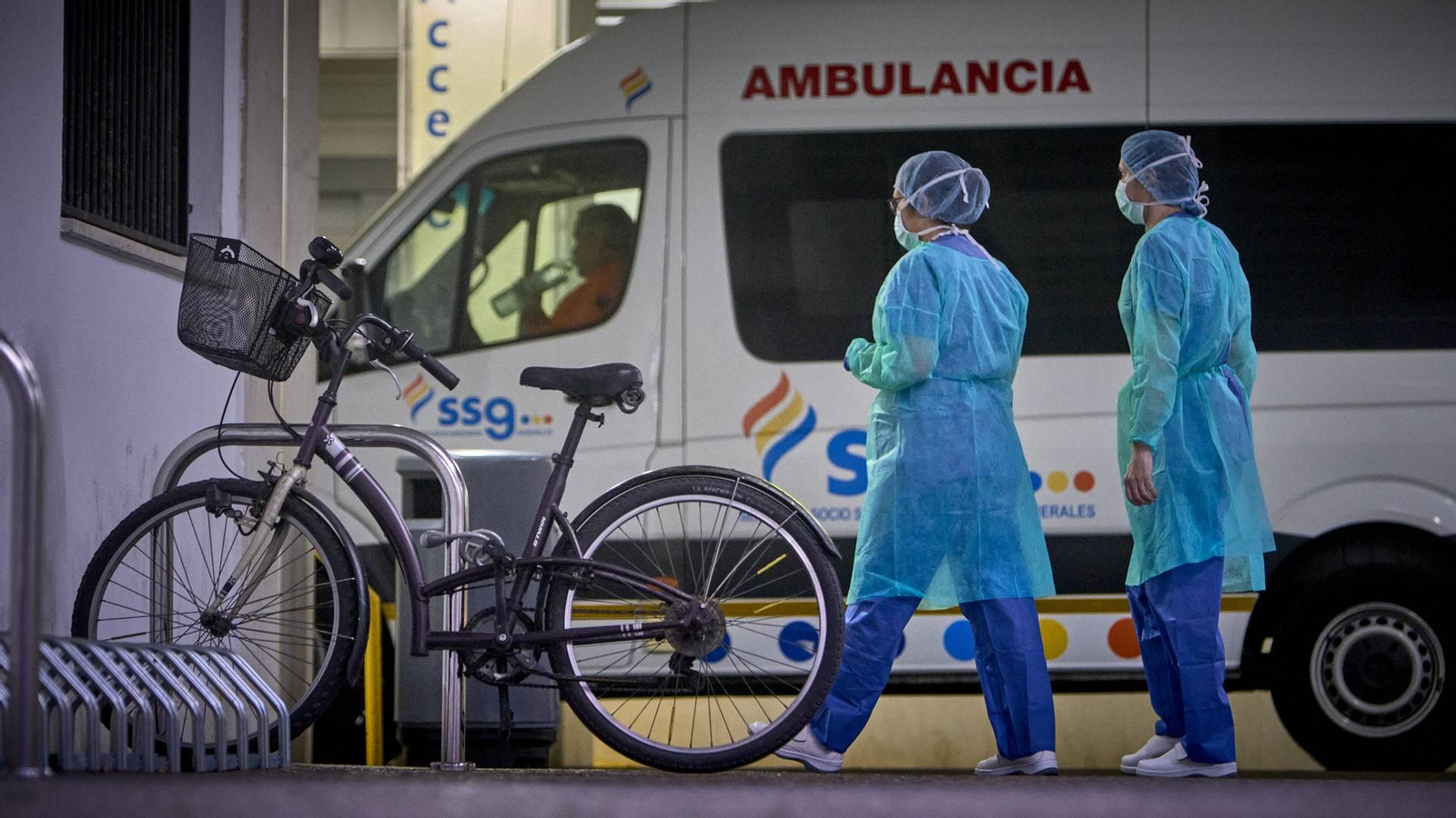 Dos enfermeras caminan por las instalaciones del hospital Puerta del Mar de Cádiz