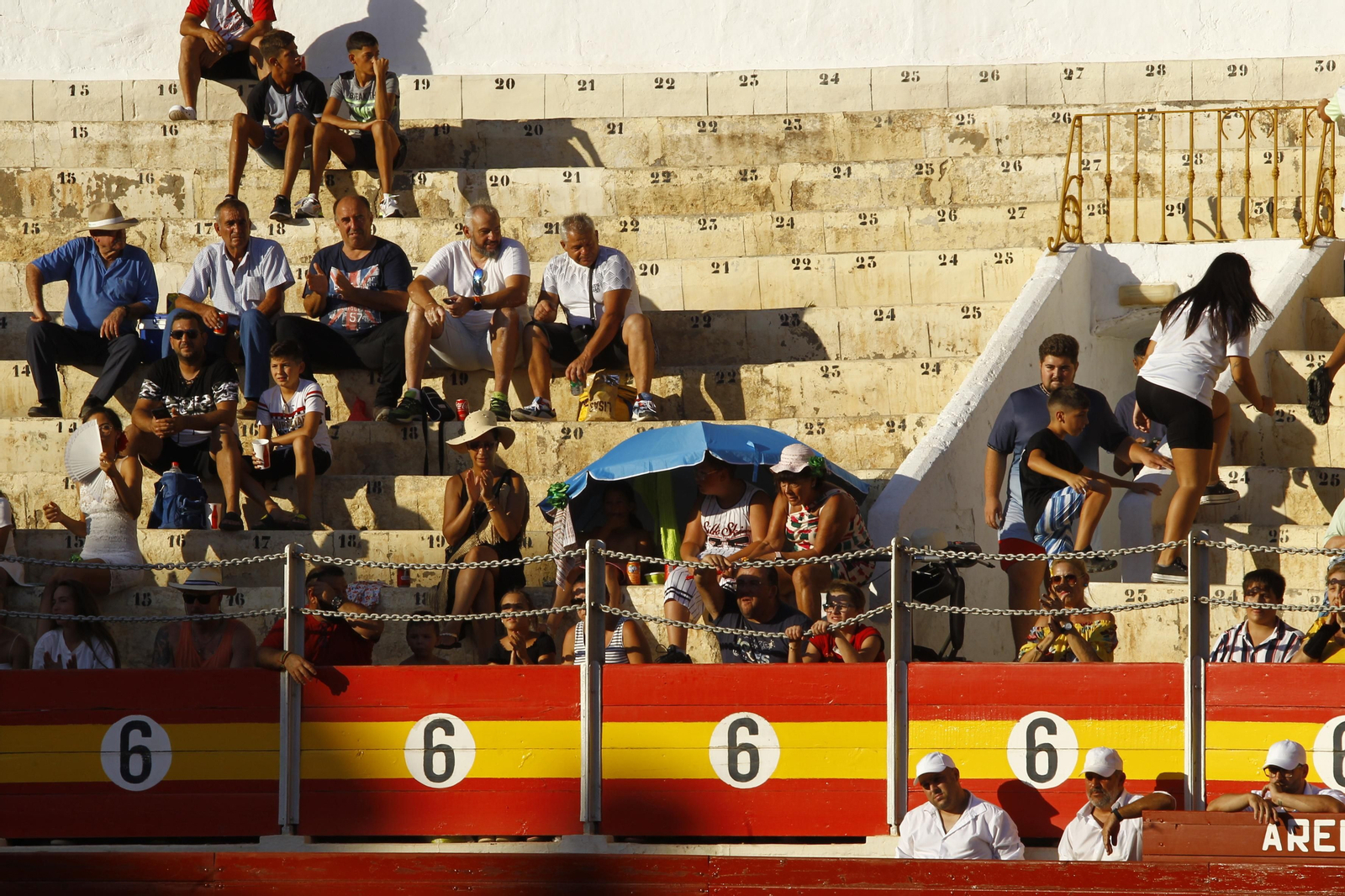 Imágenes del ambiente en la novillada organizada por la Escuela Taurina de Almería