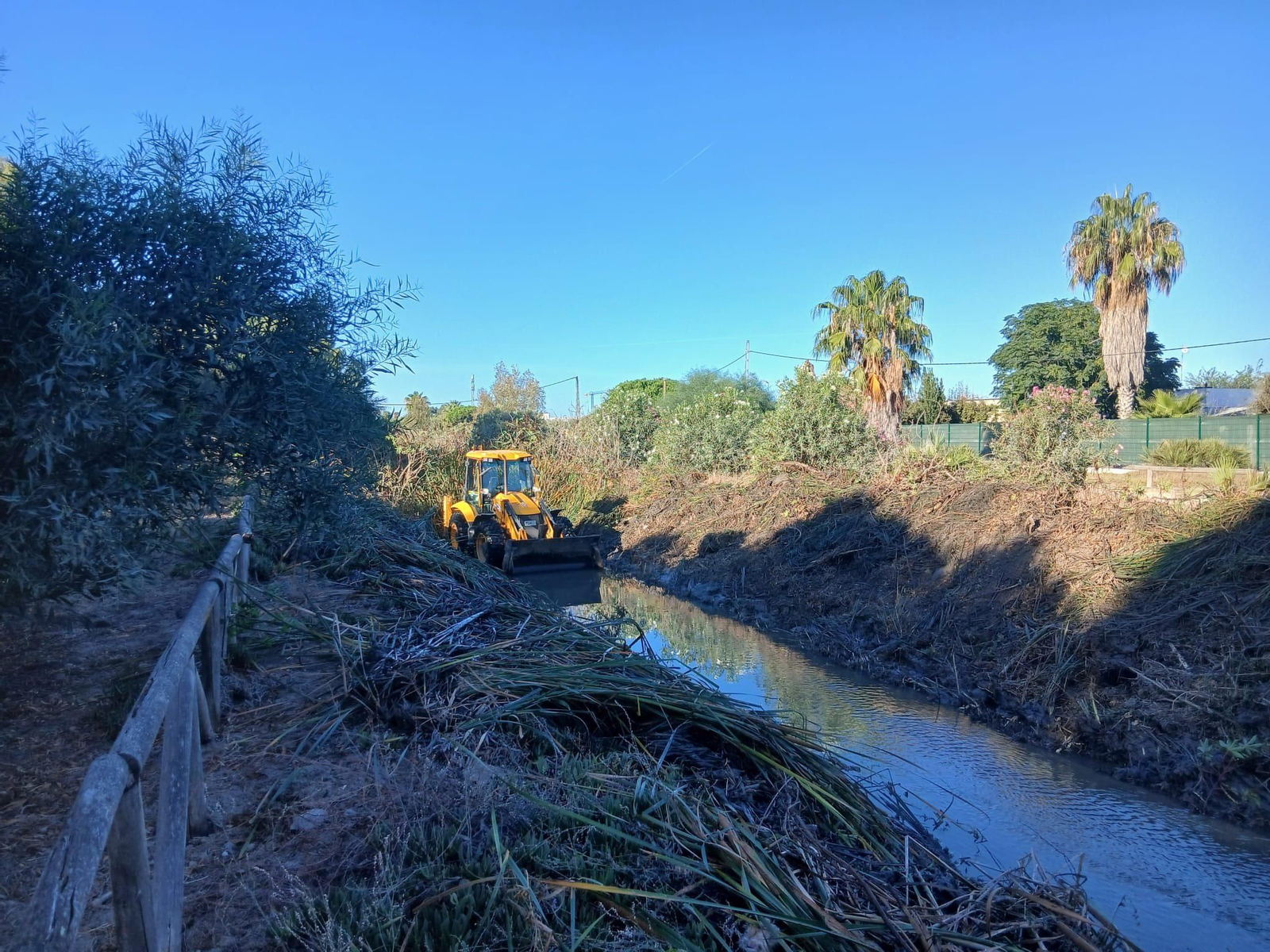 Trabajos de limpieza en los arroyos del término municipal de Chipiona ante la previsible llegada de lluvias en los próximos meses.