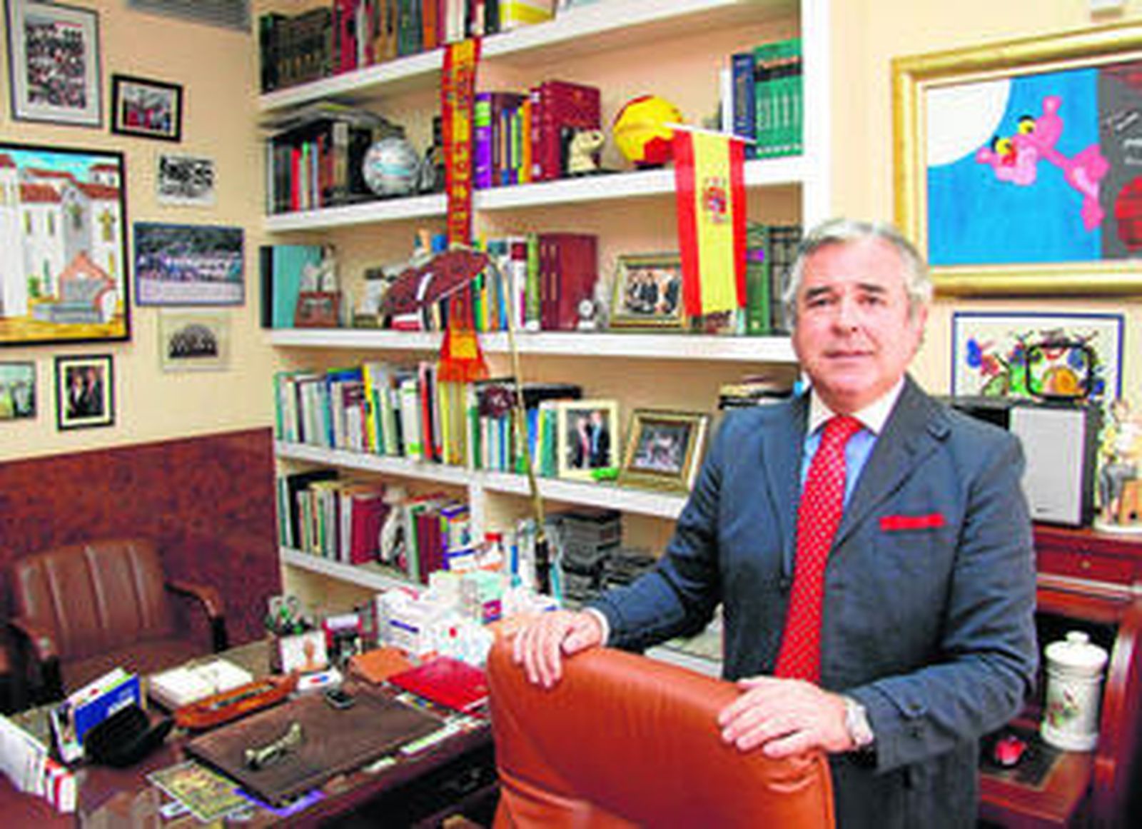 Pedro Navarro en el despacho de su consulta privada.