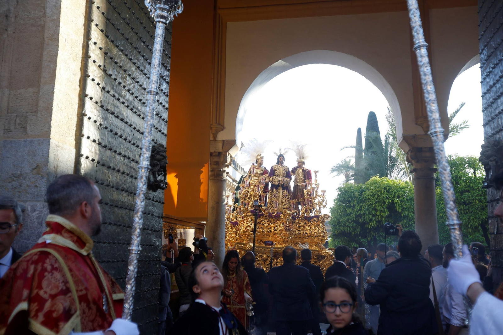 El traslado de la Estrella en este Sábado Santo de Córdoba, en imágenes