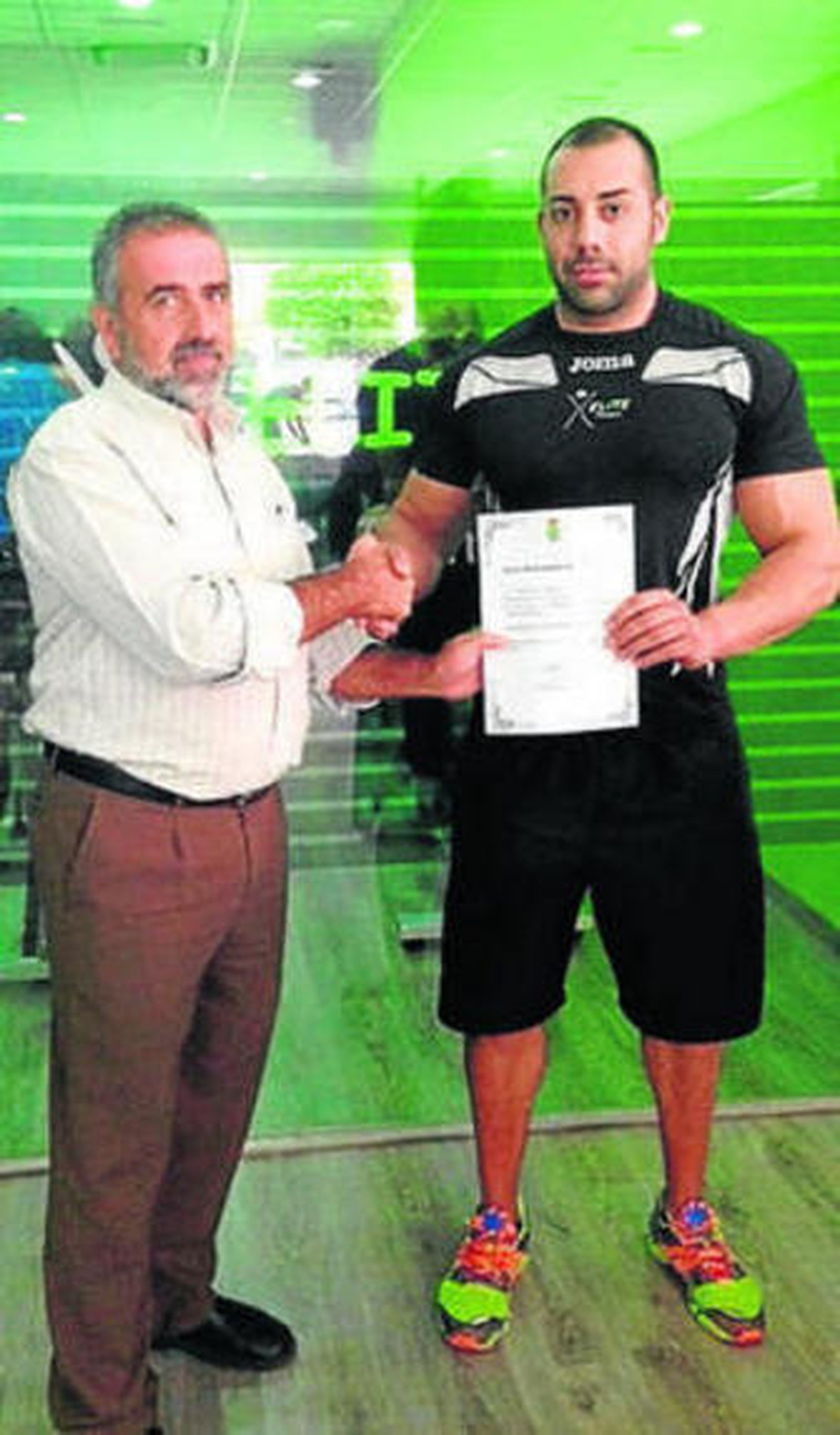 Cano entrega un diploma.