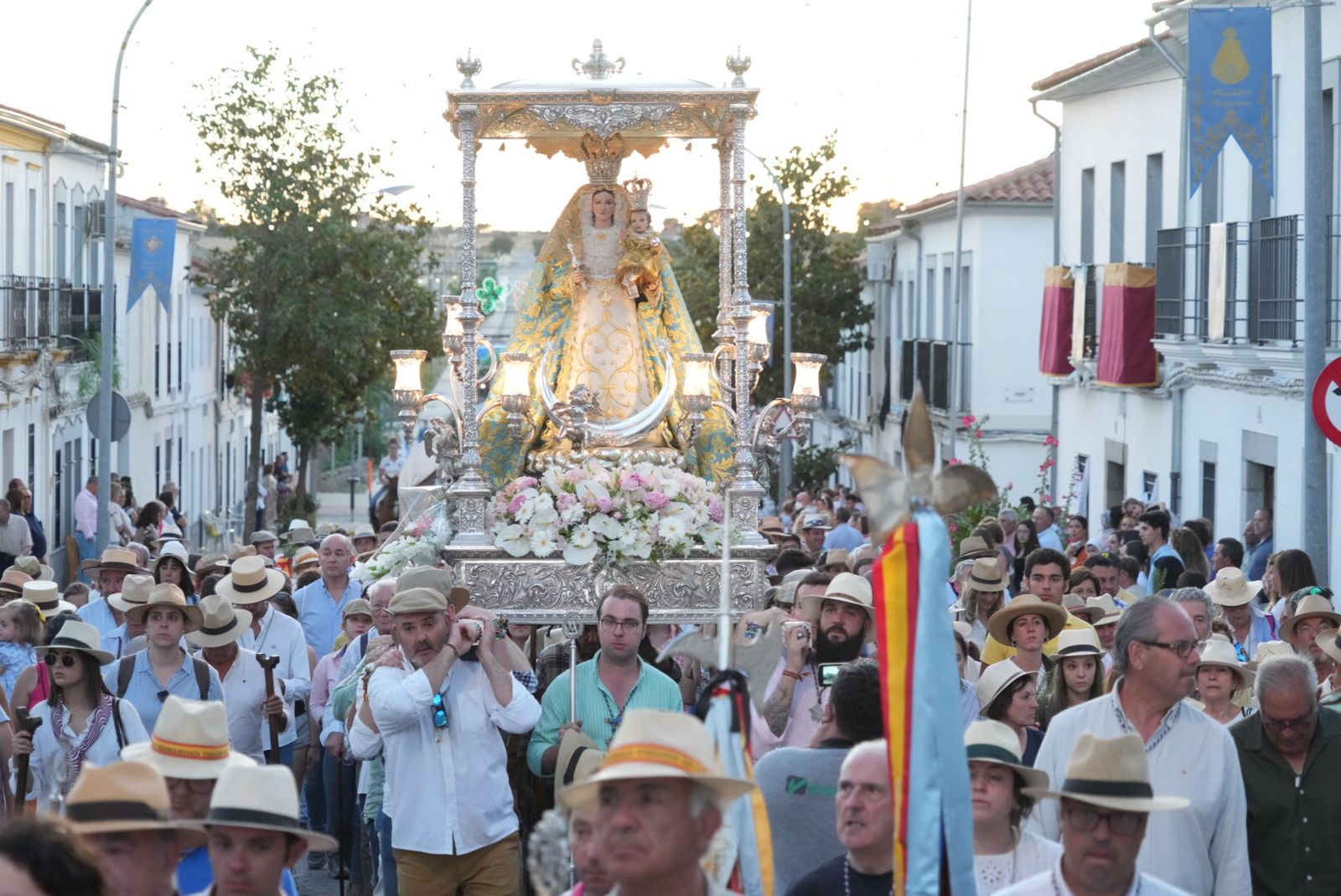 La romería de la Virgen de Luna del Lunes de Pentecostés en Villanueva de Córdoba, en imágenes