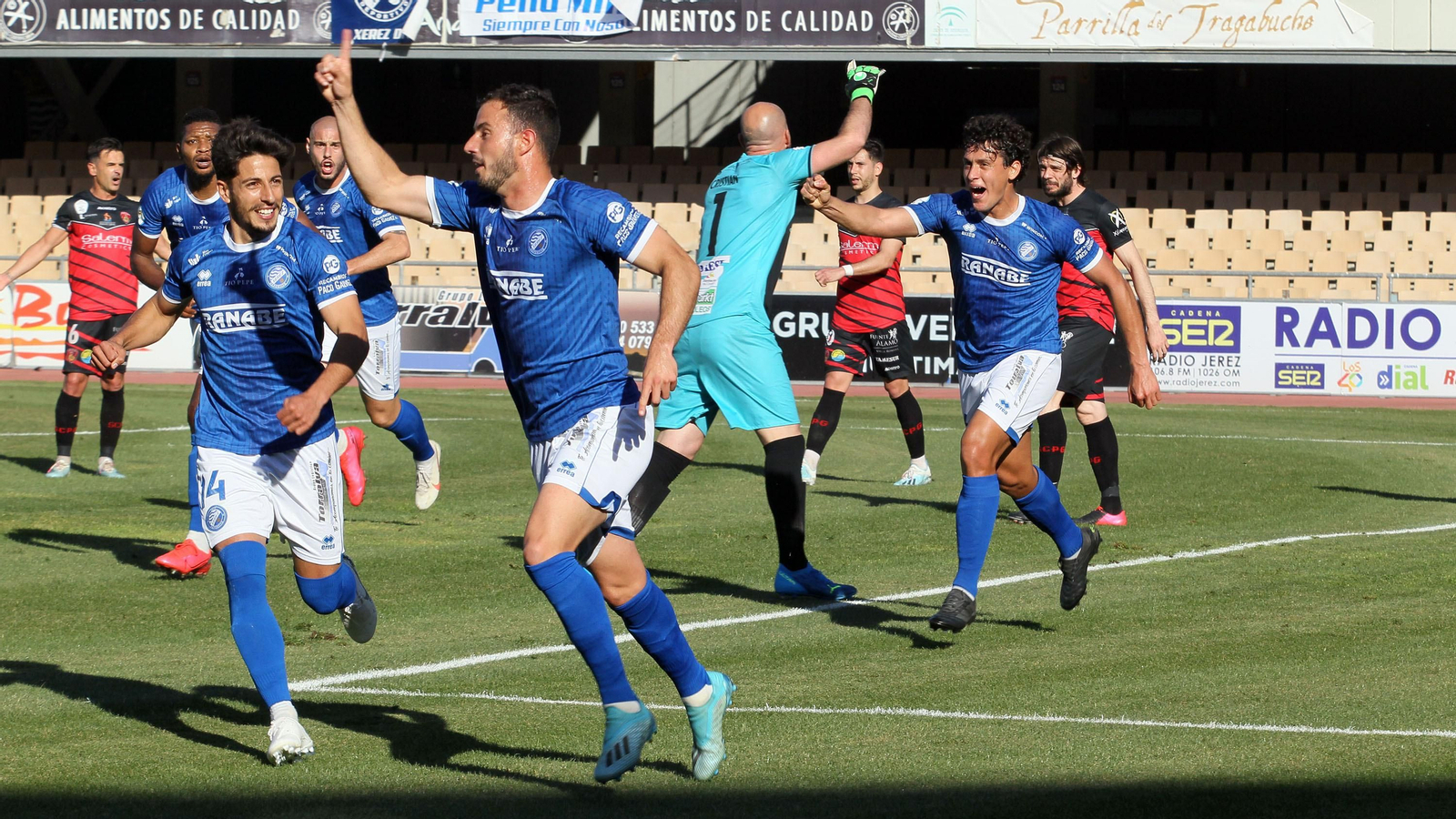 Imágenes del Xerez DFC contra Salerm Puente Genil en Chapín