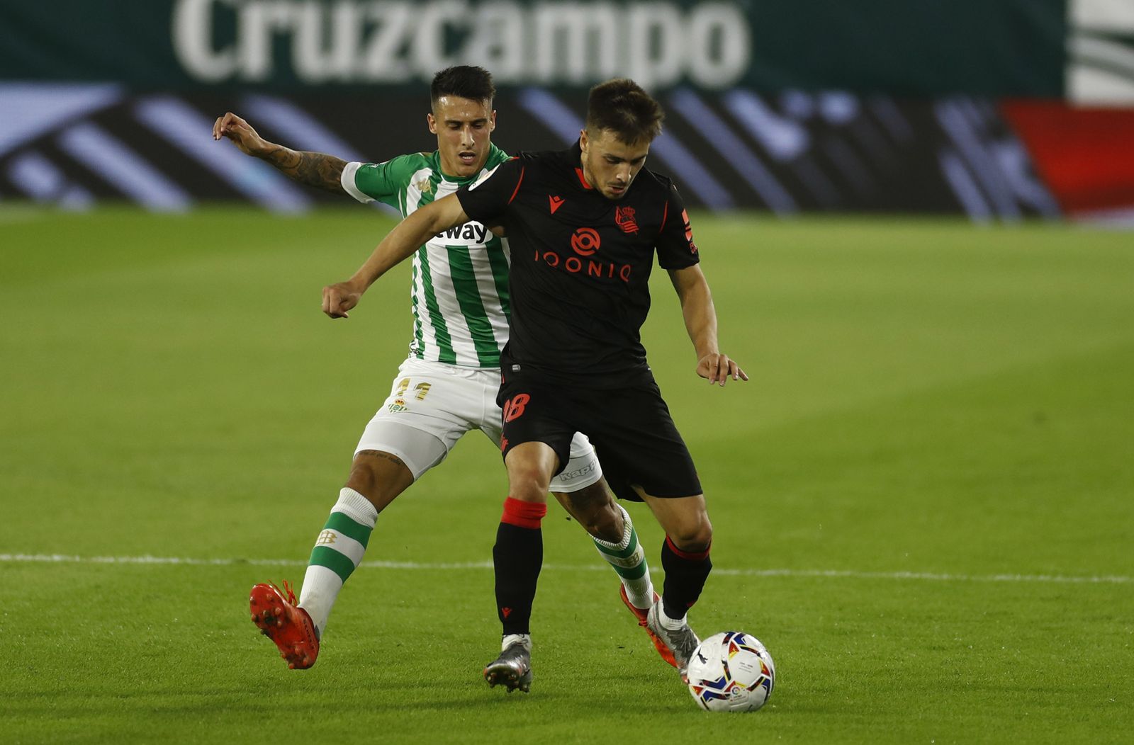 Tello presiona a Gorosabel.