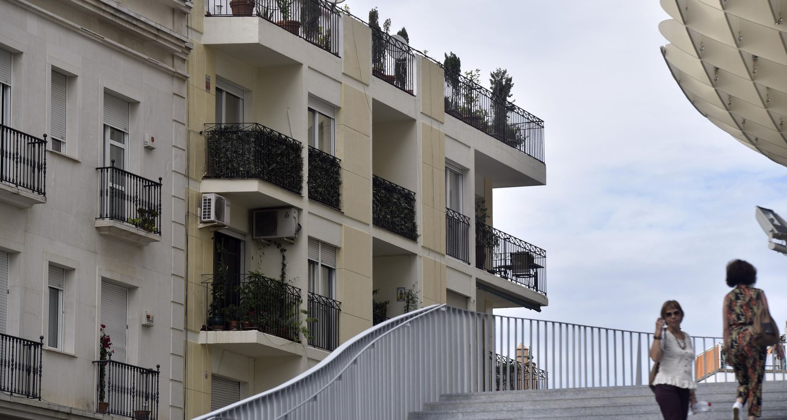 Varios inmuebles en la Plaza de la Encarnación.