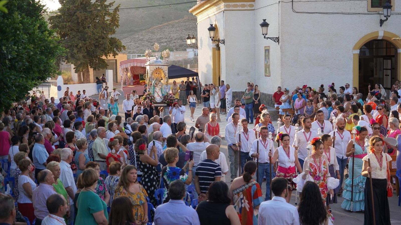 Cientos de virgitanos abrochan las fiestas con la Romería a su Patrona
