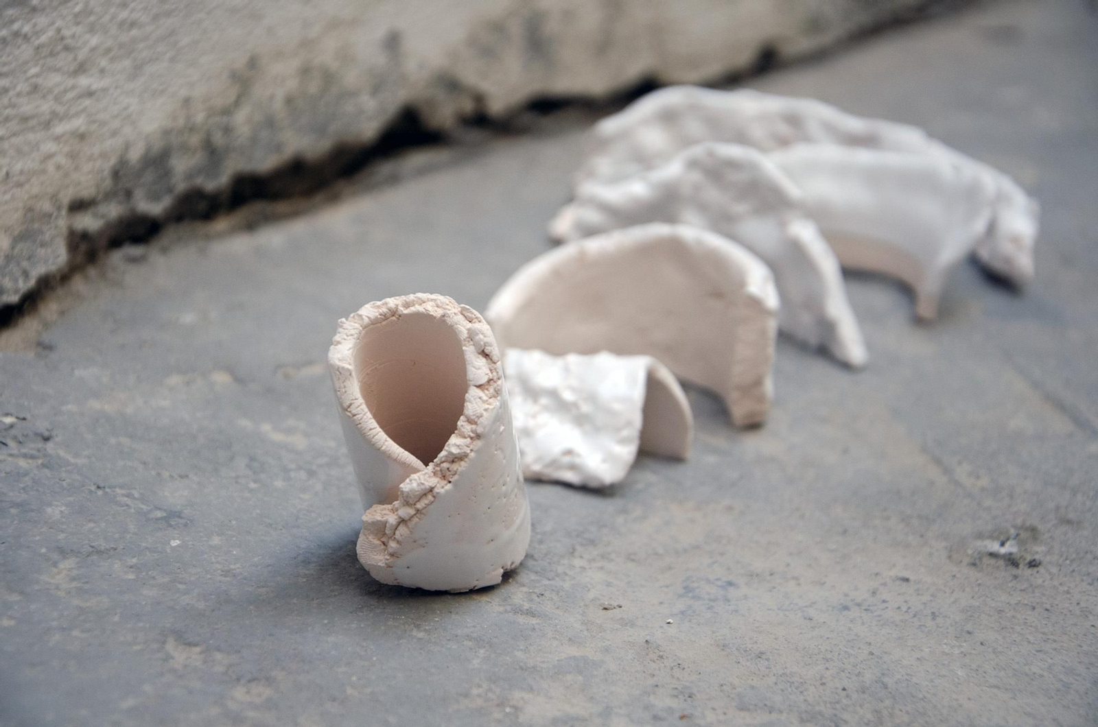 Algunas de las piezas en cerámica que pueden verse en la muestra.