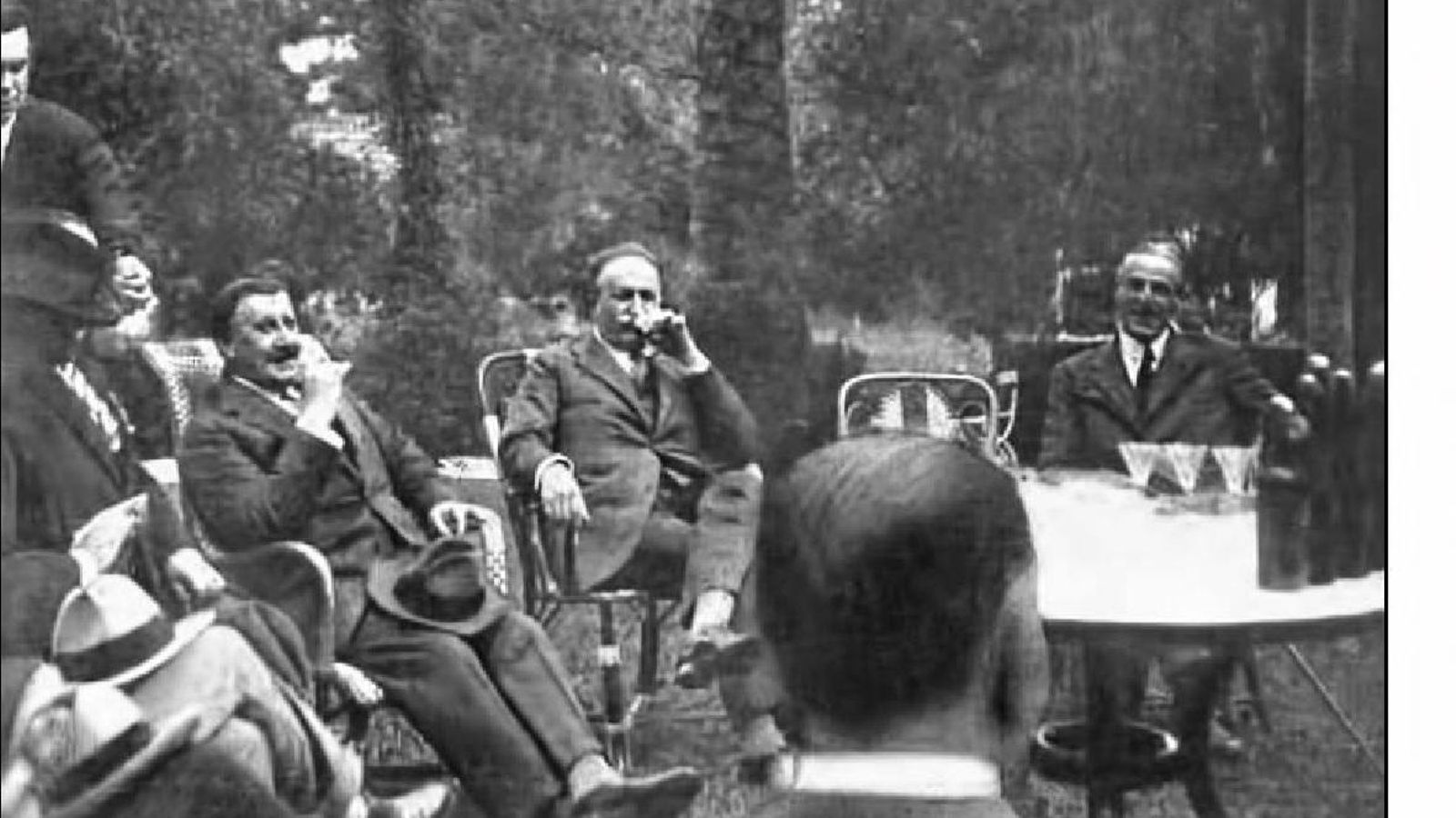 Los hermanos Álvarez Quintero en los jardines de las bodegas Domecq, 1928.