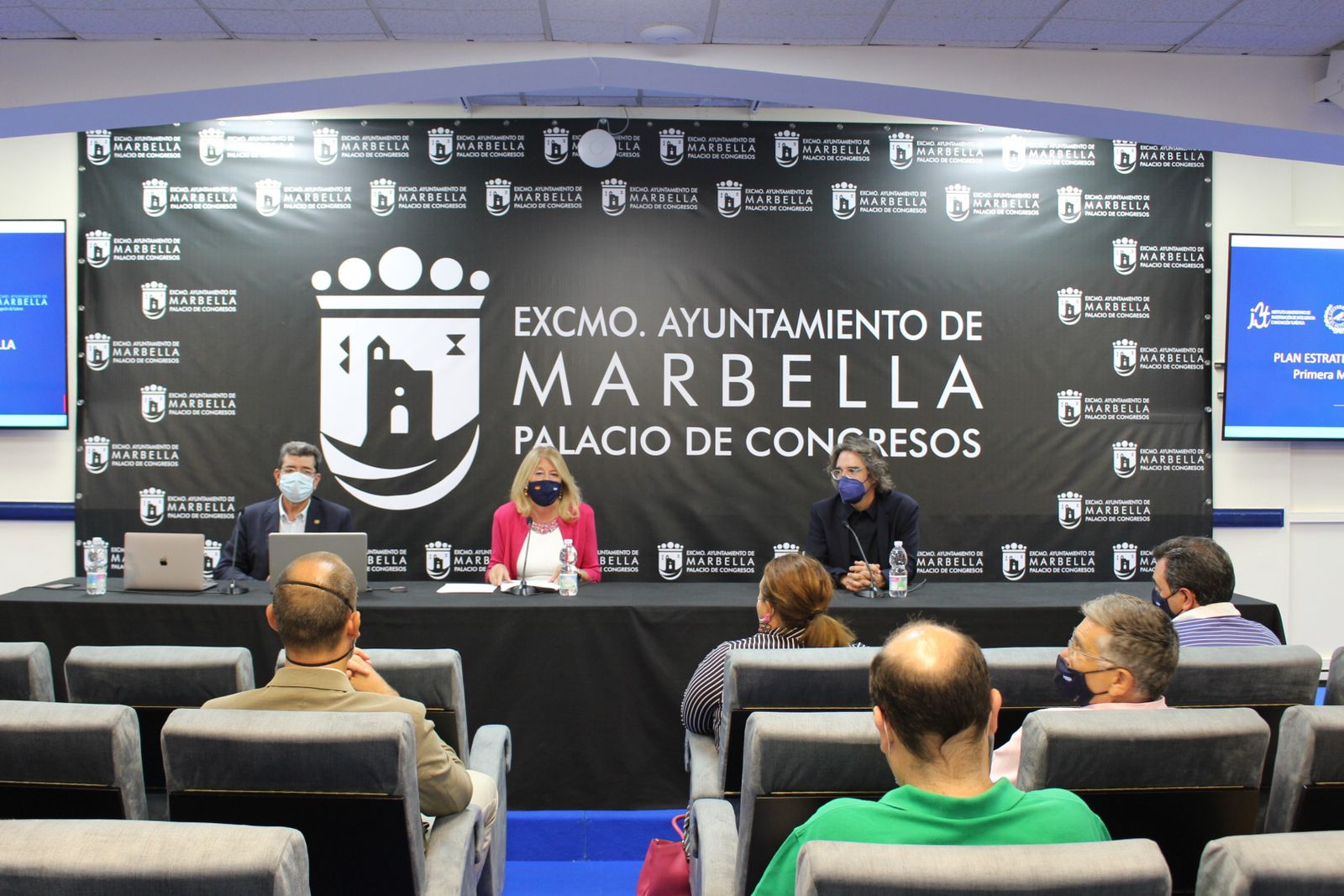 De izquierda a derecha, Antonio Guevara, Ángeles Muñoz y Enrique Navarro.