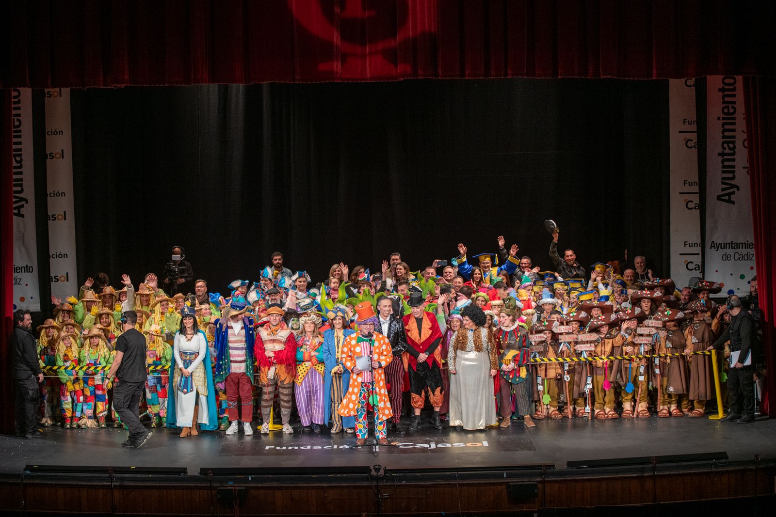 El jurado da el fallo de infantiles con las agrupaciones en el escenario.