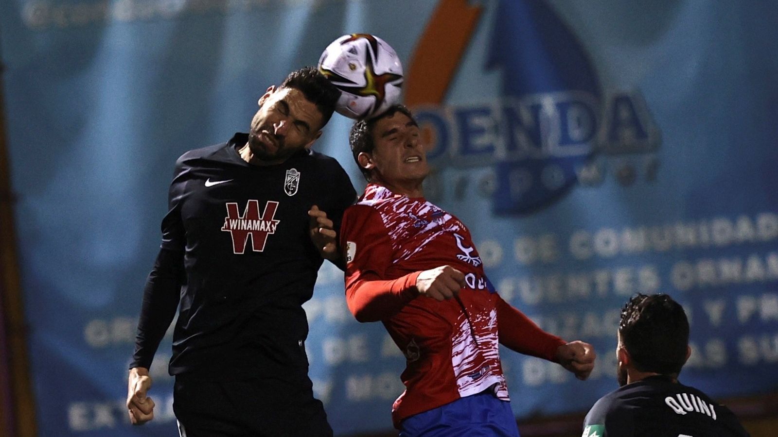 Puertas pugna con Jáimez en un balón aéreo.