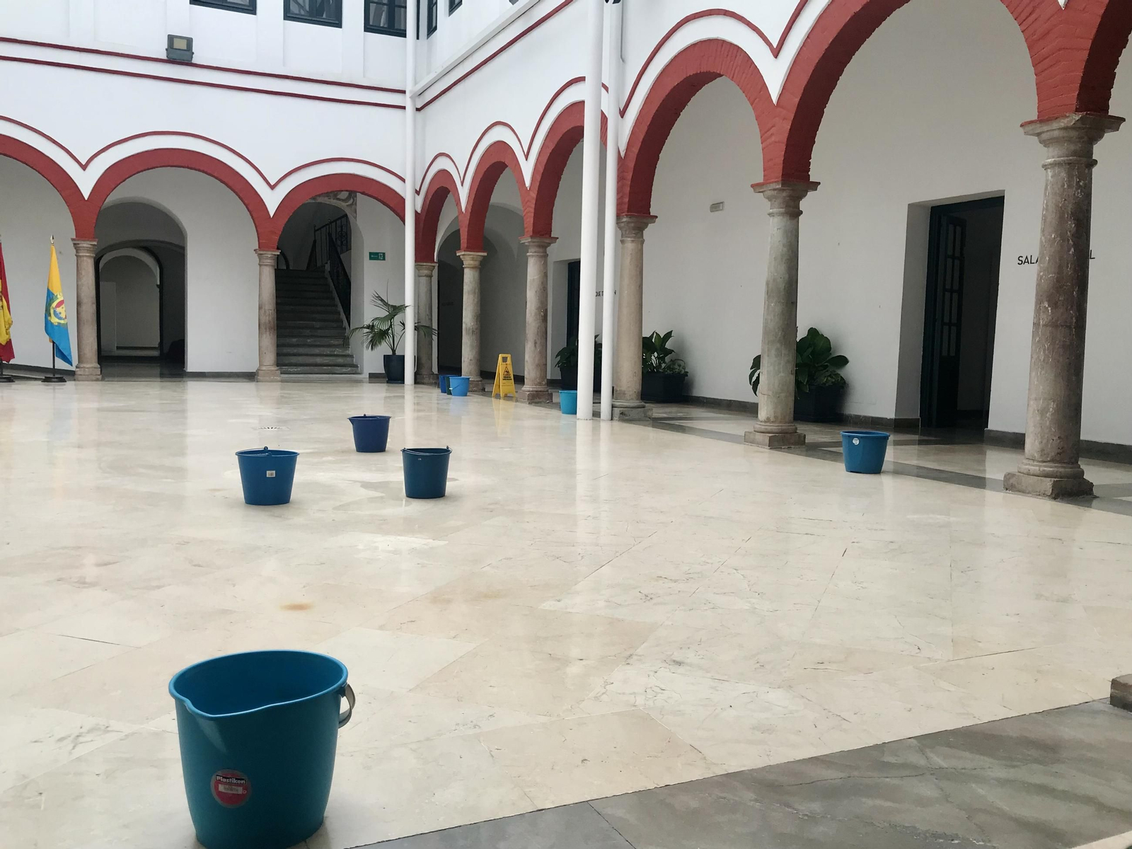 Nueve cubos estratégicamente distribuidos recogen el agua de las goteras que se filtra desde la cubierta del Museo Municipal de Algeciras.