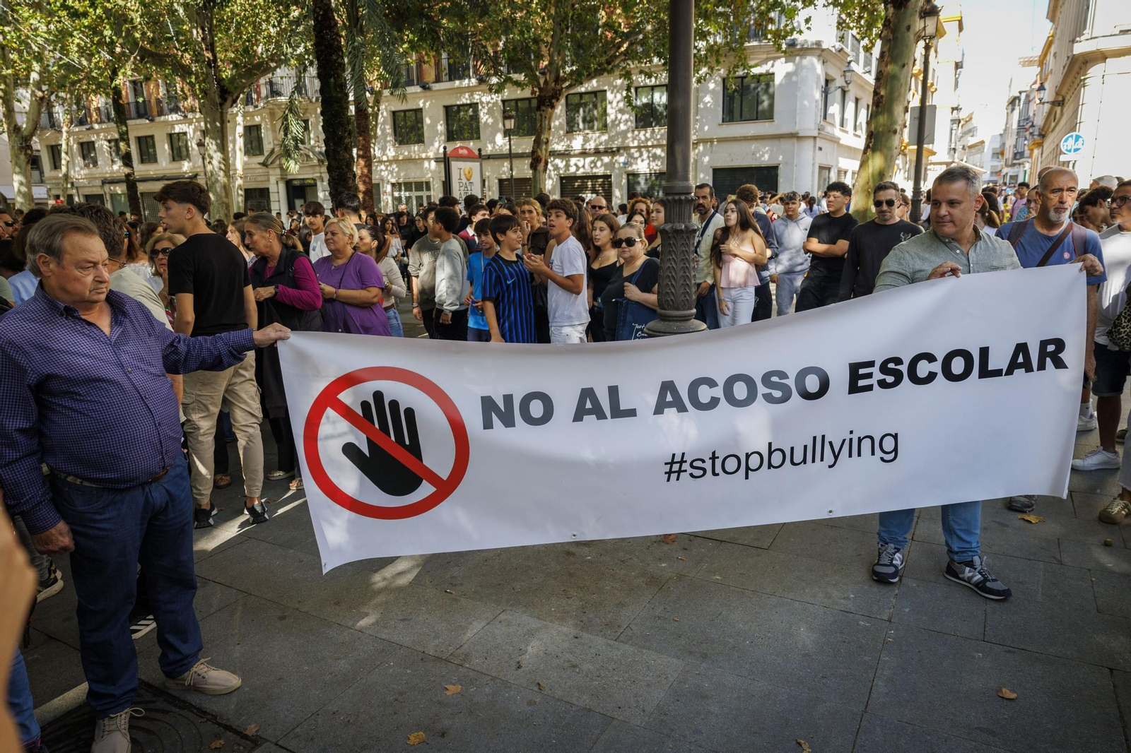 Una concentración contra el acoso escolar en Sevilla.
