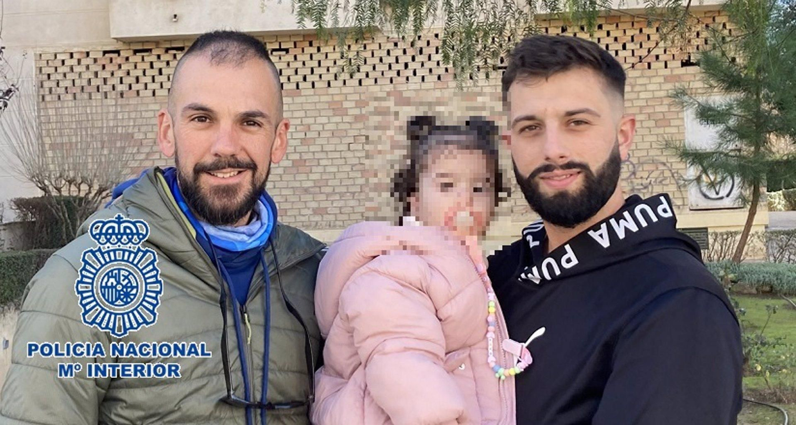 El agente de la Policía Nacional, junto a la bebé y su padre.