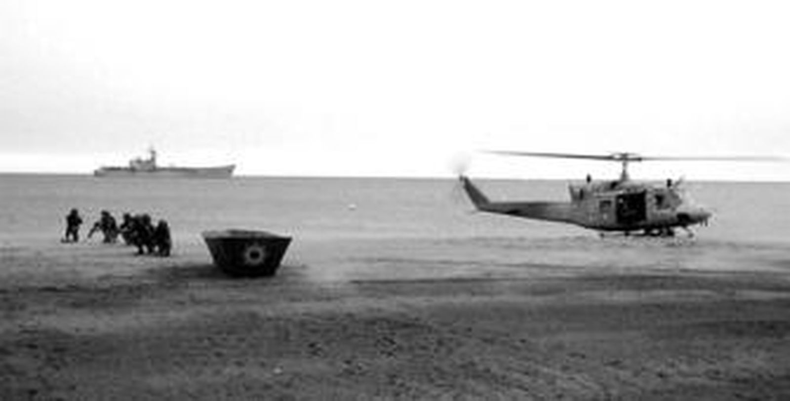 Un helicóptero de la Armada aterriza en una playa de Fuengirola.