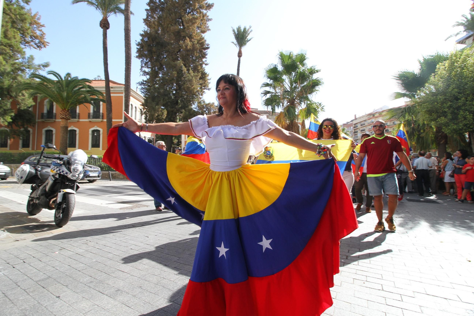 Imágenes del desfile Iberoamericano de bailes.
