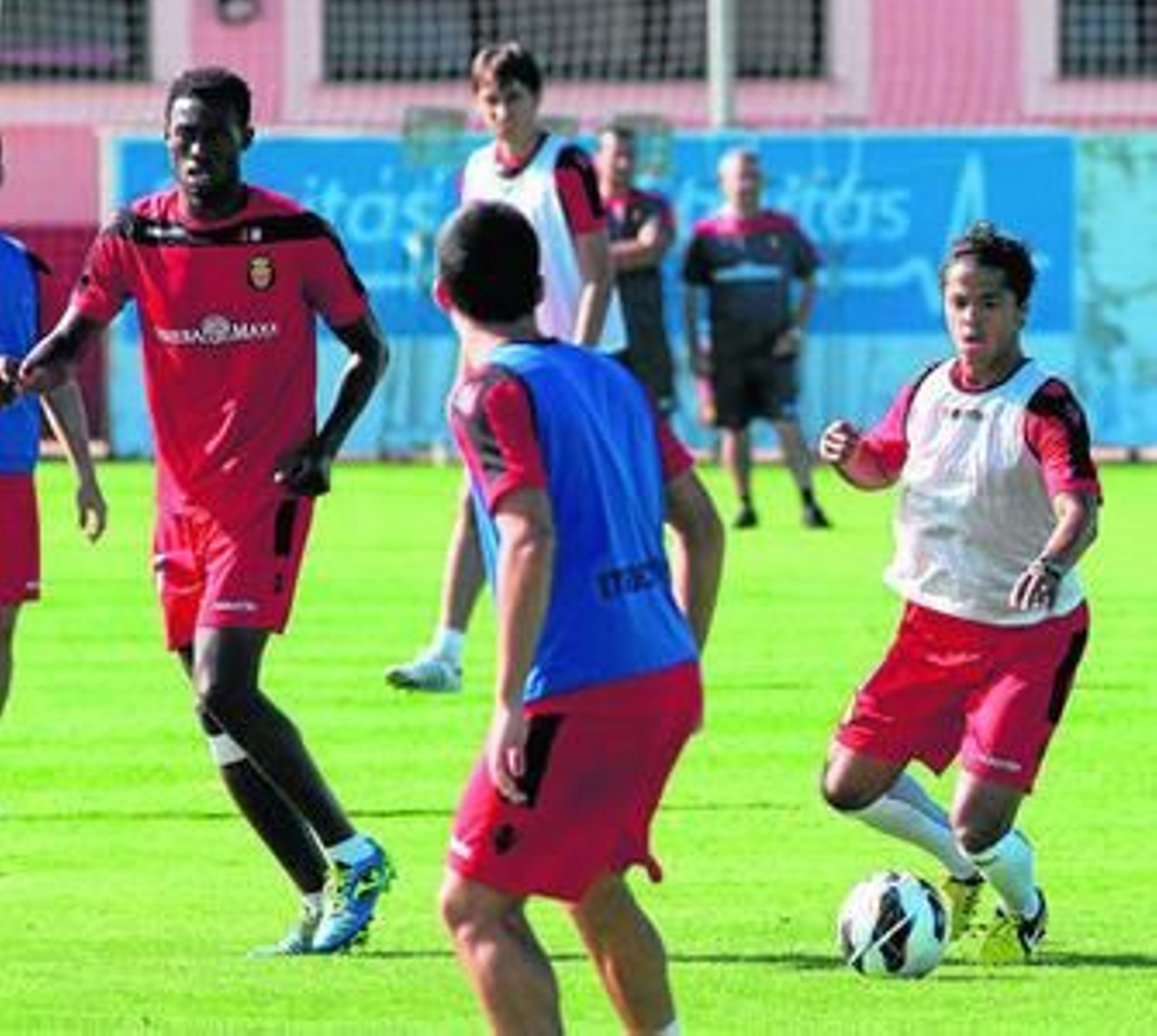 El mexicano Giovani dos Santos, en un entrenamiento del Mallorca.