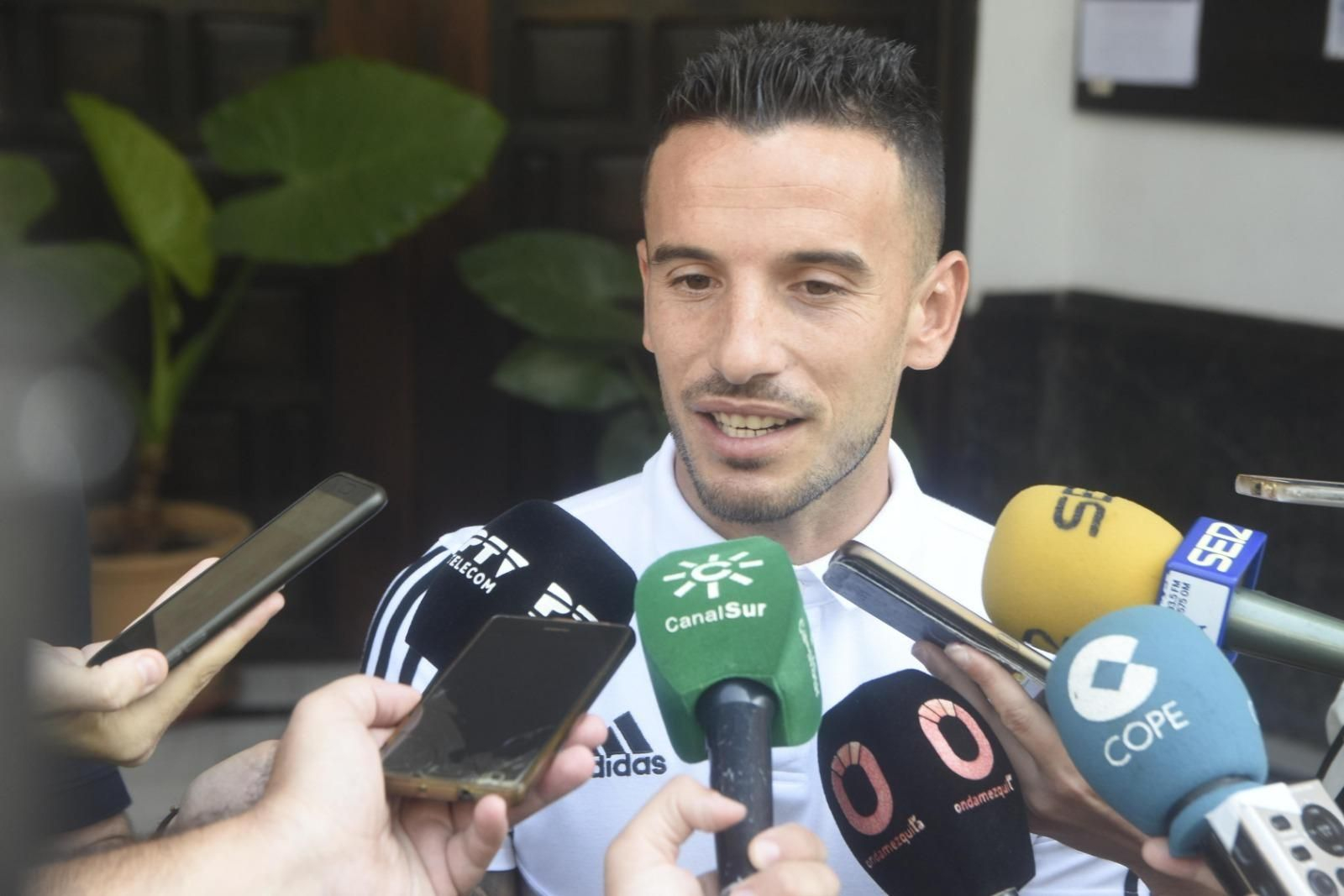 Fernández atiende a los medios de comunicación a la salida de la Iglesia del Juramento. Fernández atiende a los medios de comunicación a la salida de la Iglesia del Juramento.