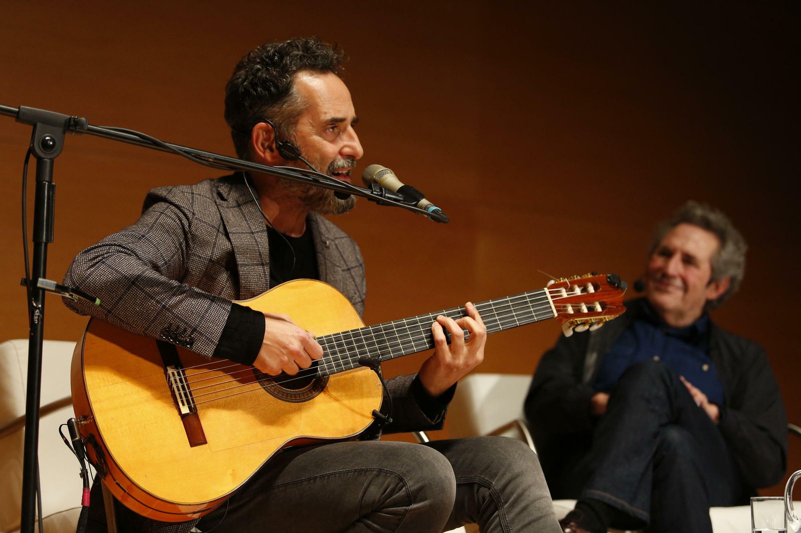 Drexler tocó varias canciones delante del público para amenizar parte del encuentro sobre ciencia y cultura donde Miguel Ríos lo pasó en grande.