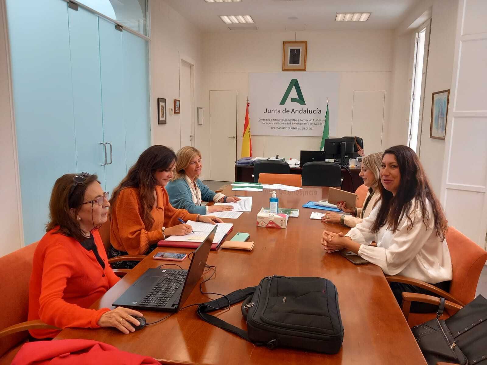 Un momento de la reunión entre Isabel Paredes y la directora del IES San Severiano.