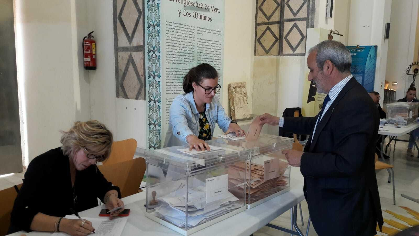 Félix López, alcalde de Vera, vota en su mesa del Convento de la Victoria.