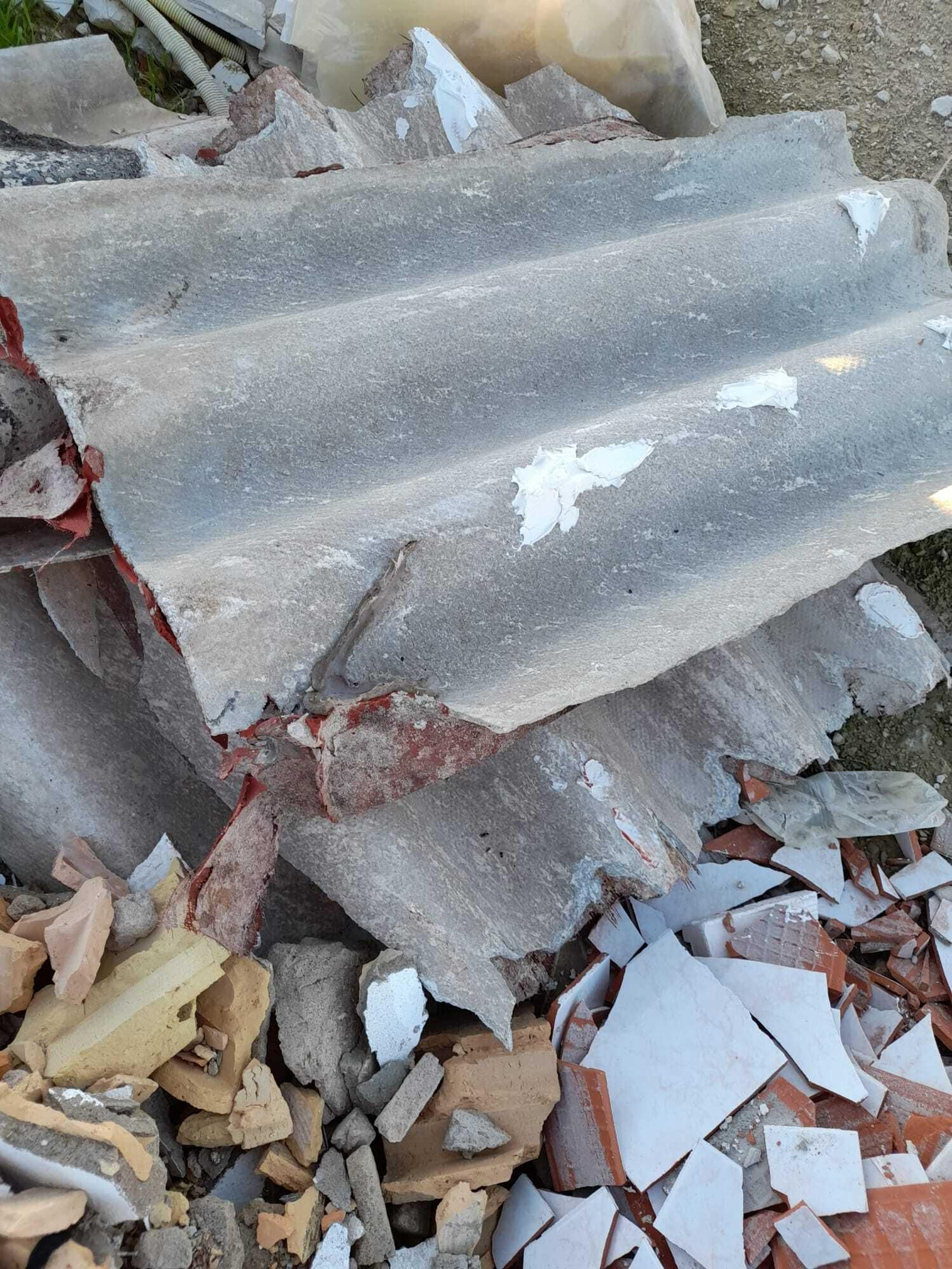 Denuncian el vertido de escombros y chapas de uralita en La Marquesa