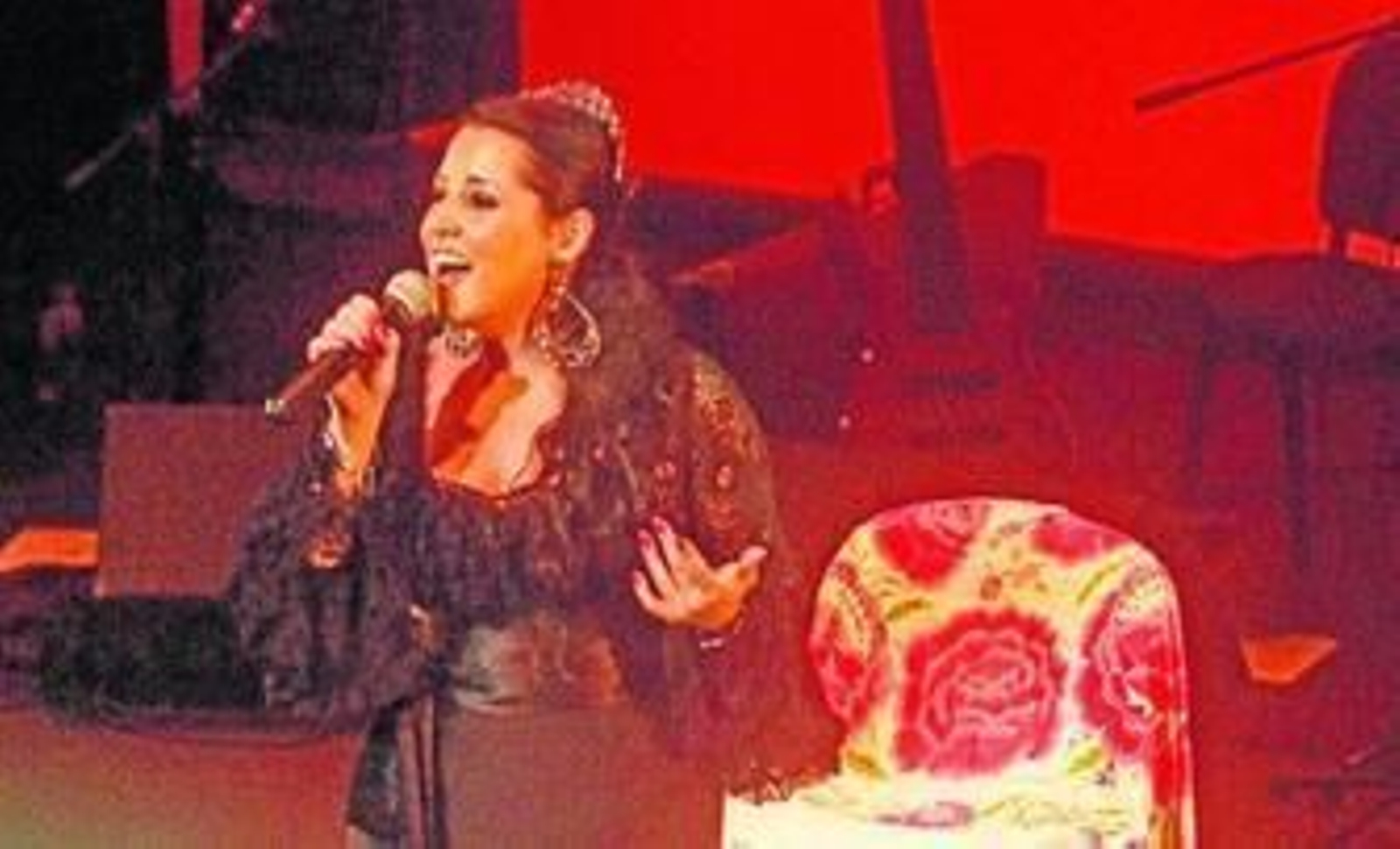 La joven Gloria Romero sobre el escenario del Teatro Auditorio de Roquetas.