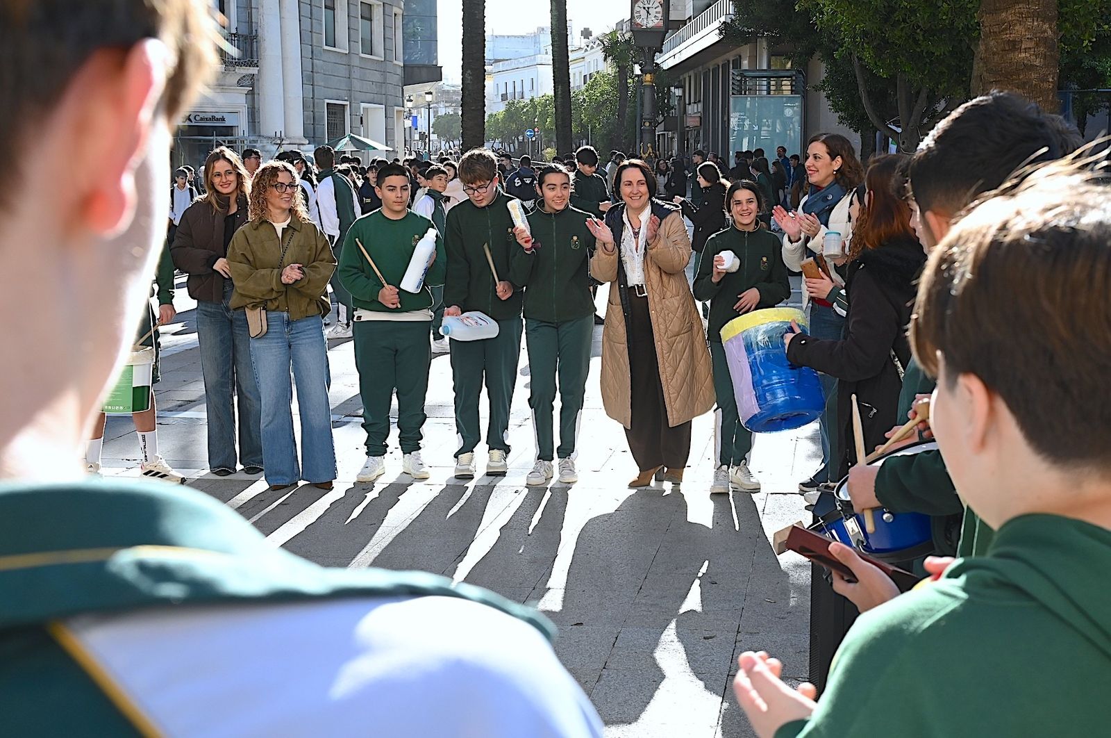 Alumnos del colegio San José Fundación XAFER, durante la performance en la plaza del Arenal.