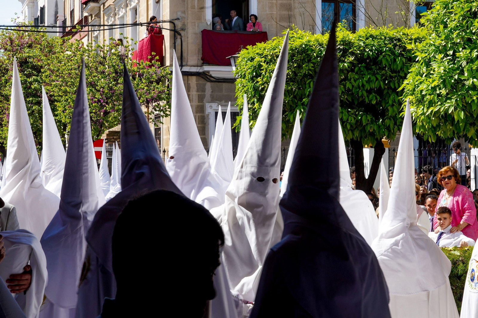 Nazarenos de la Hermandad de la Paz el Domingo de Ramos.