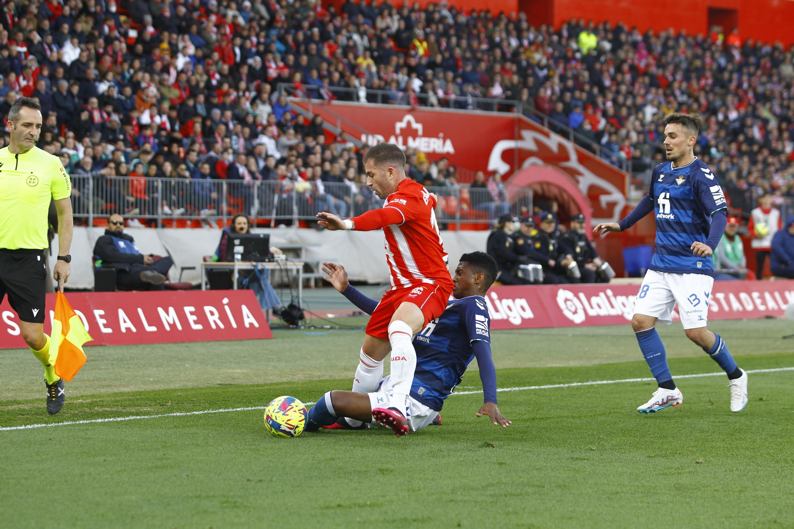 Imágenes del partido de fútbol U.D. Almería-Real Betis Balompié