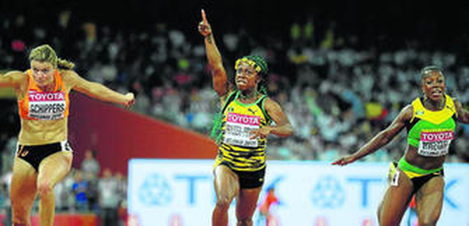 La jamaicana celebra su tercer título de campeona del Mundo tras una exhibición que le permitió relajarse en los últimos metros.