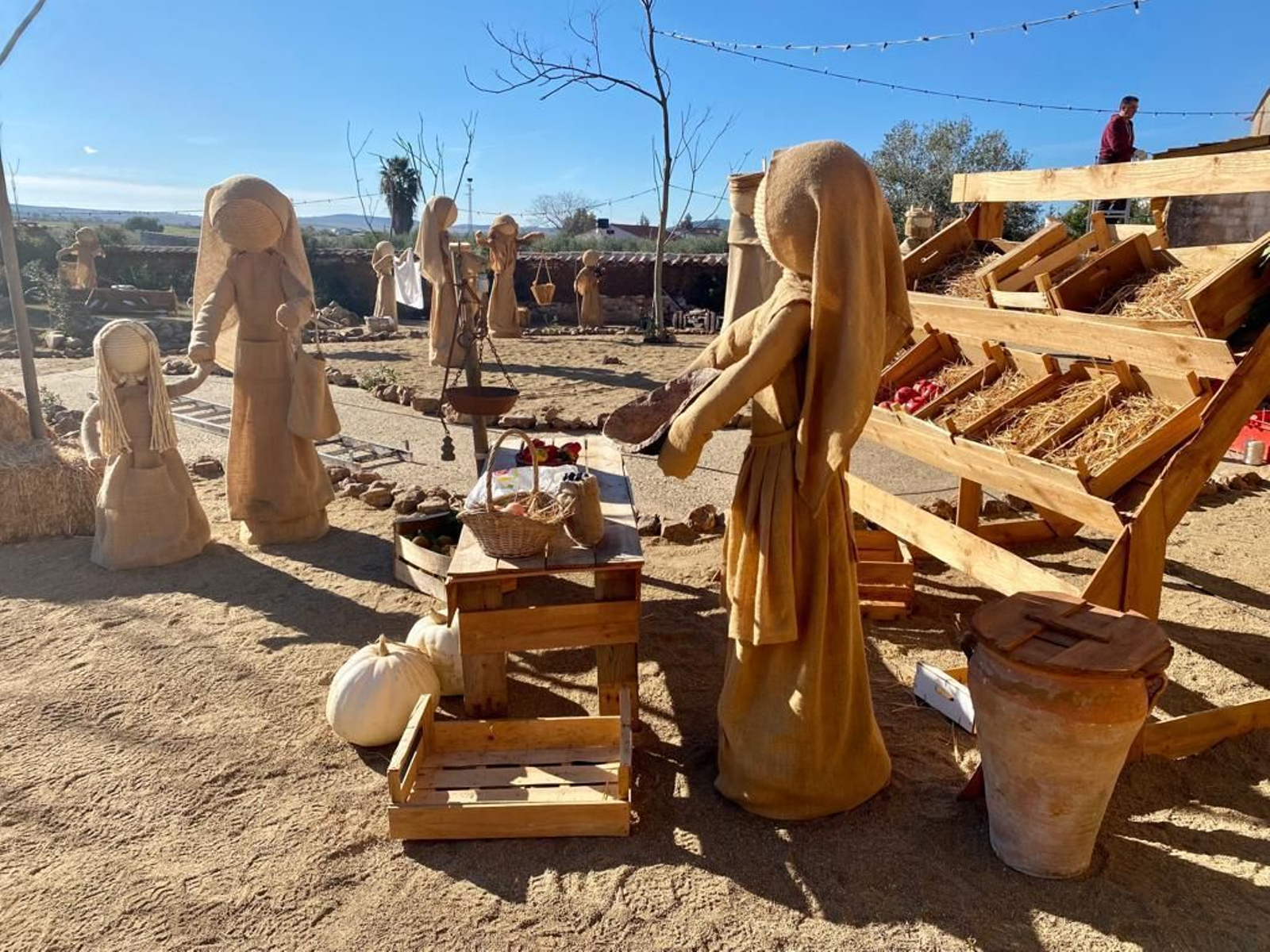 Un recorrido en fotografías por el gran belén artesanal de Los Blázquez