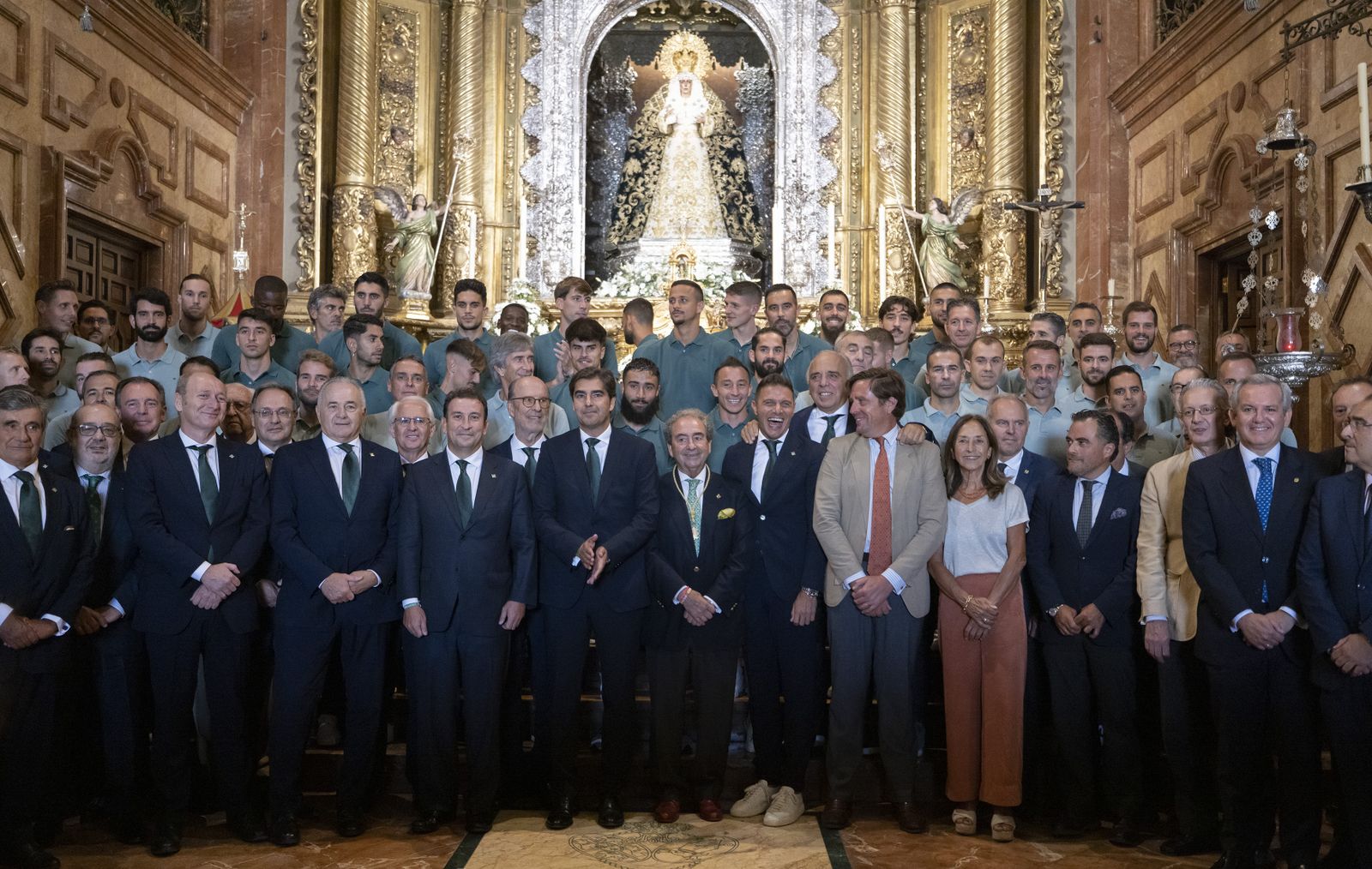 La visita del Betis a la Basílica de la Macarena., todas las fotos