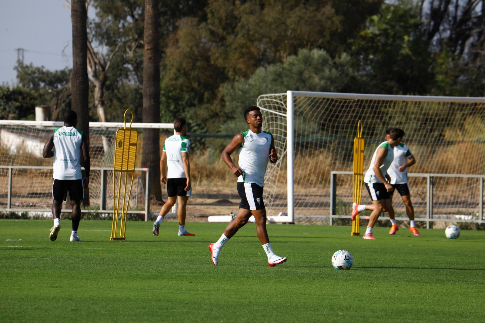 Dalisson conduce el balón durante un entrenamiento de esta semana.
