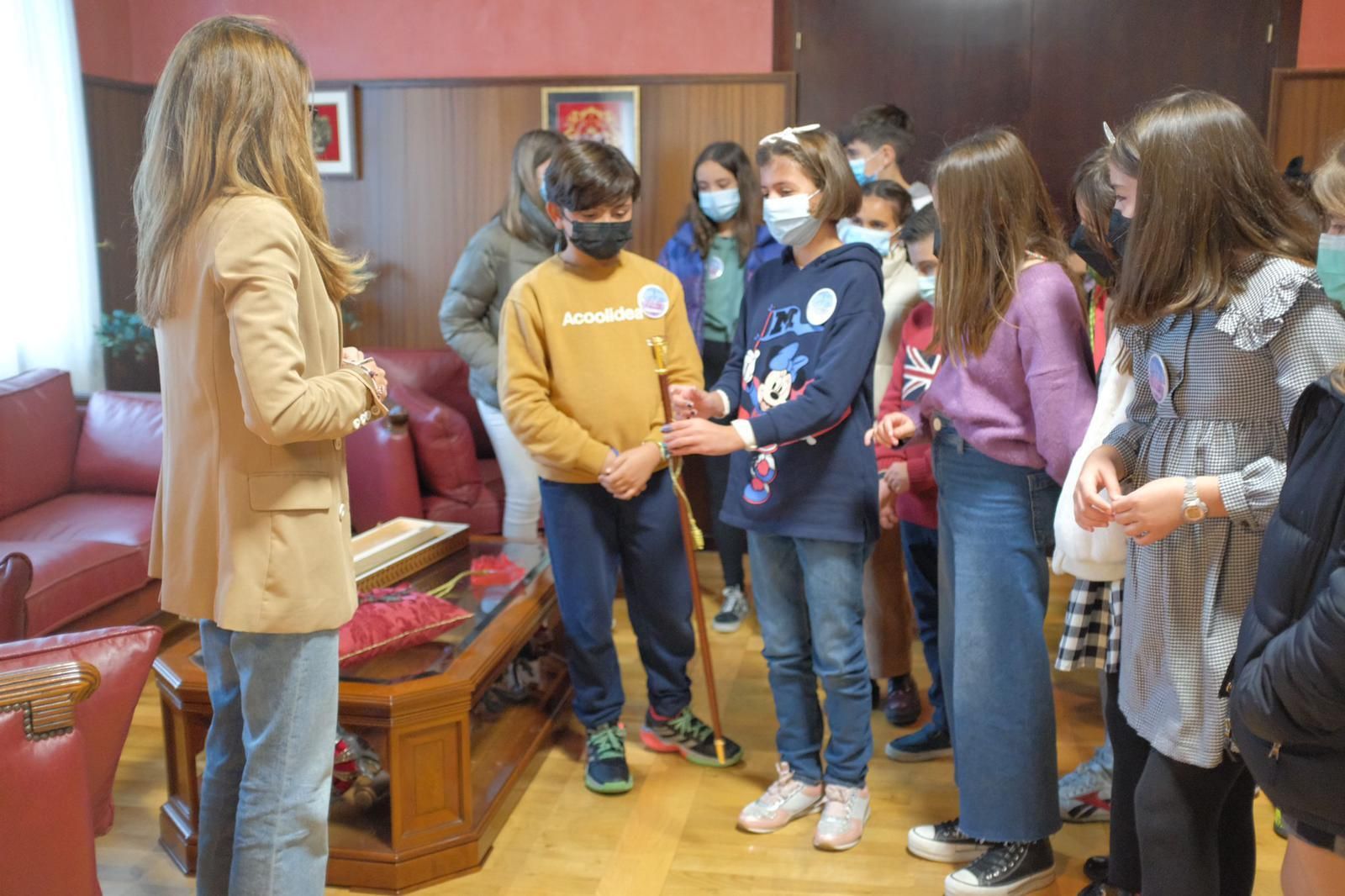 La alcaldesa de Ayamonte recibe a los niños minutos antes del Pleno infantil