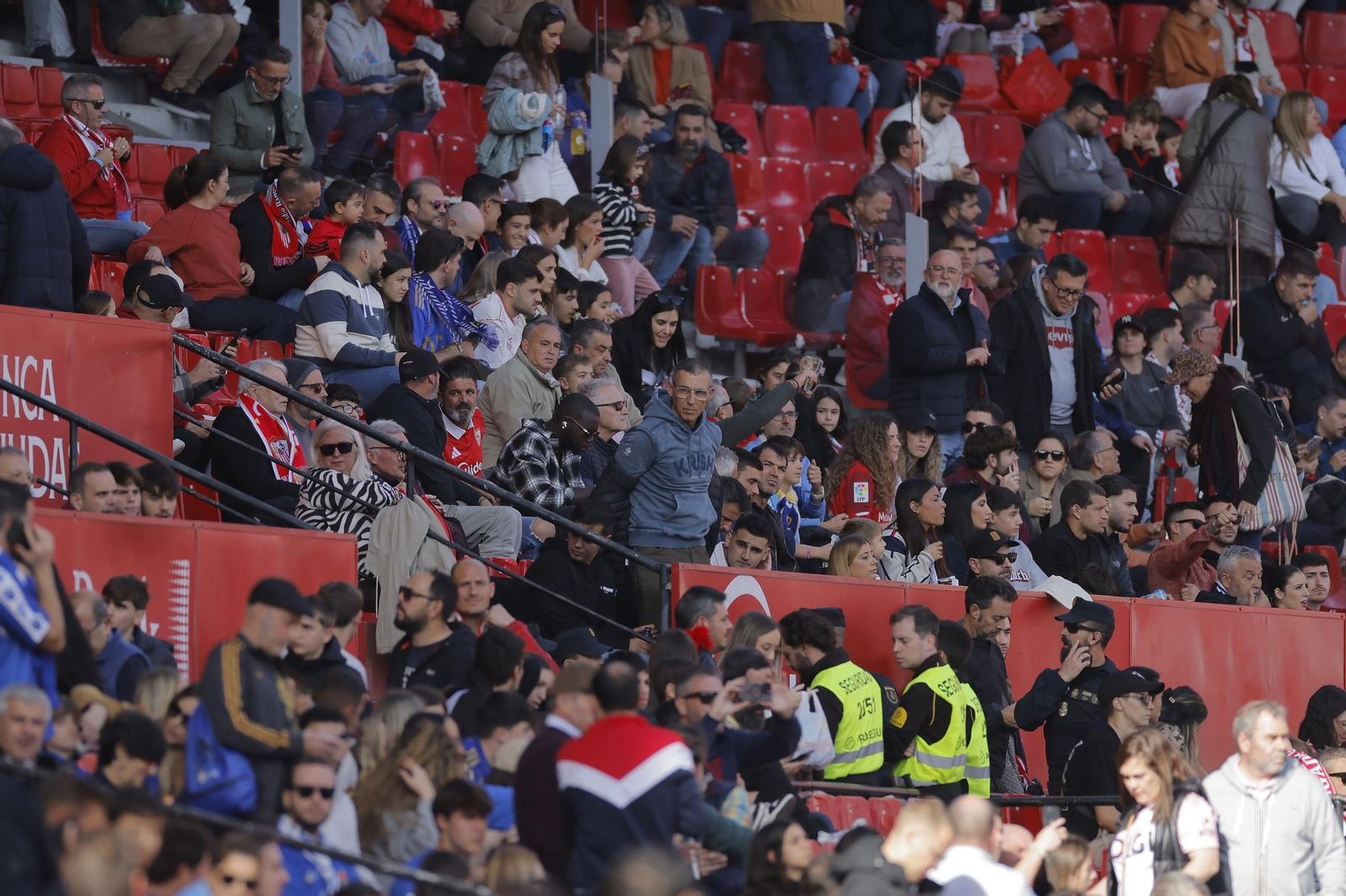 Búscate en las fotos del Sevilla - Oviedo