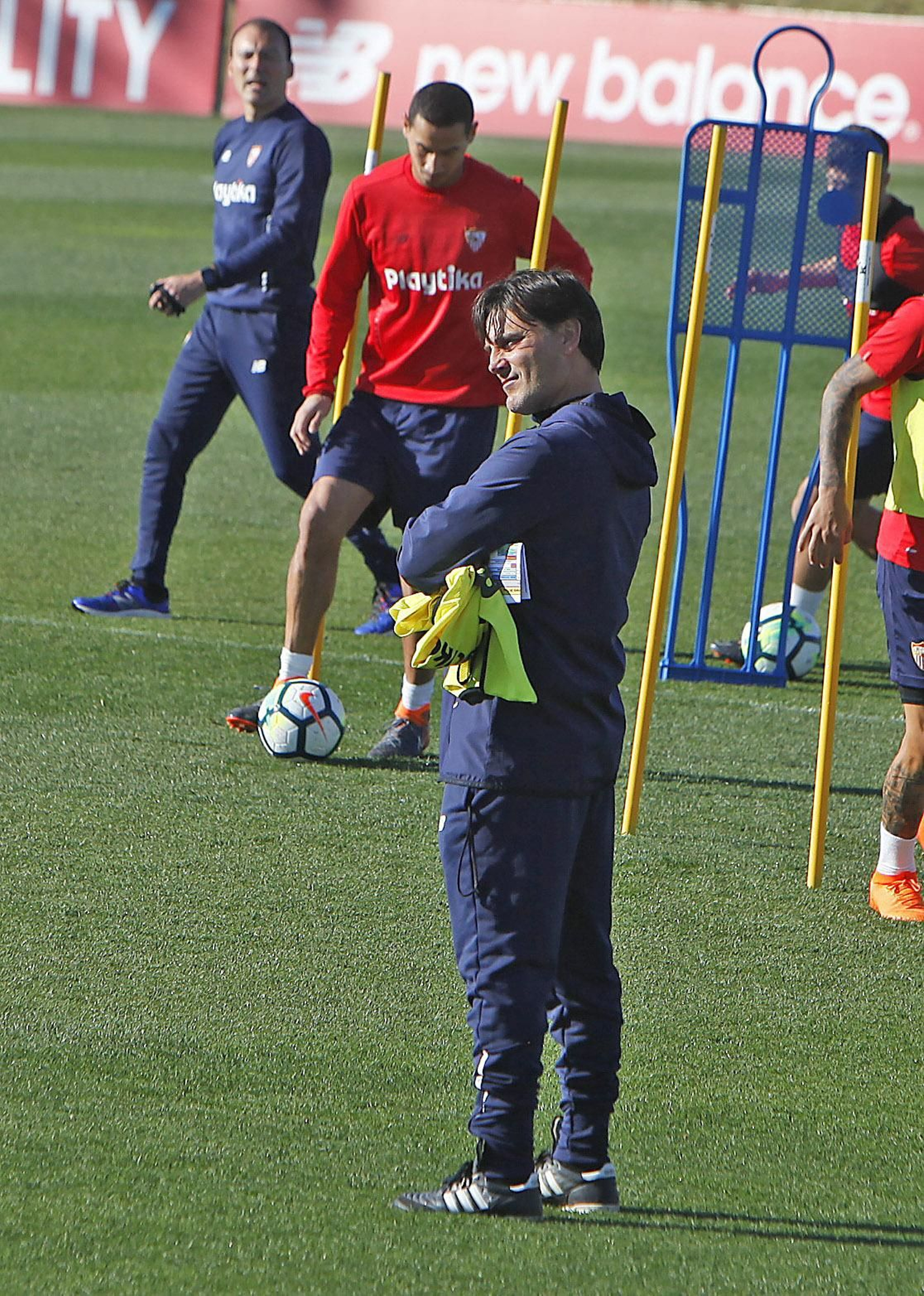 Vincenzo Montella observa a los suyos en una sesión de trabajo de esta semana.
