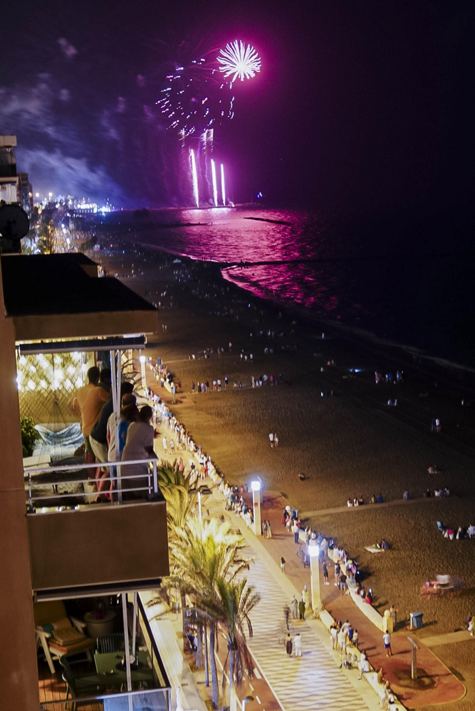 Las mejores imágenes de los fuegos artificiales de la feria de Almeria