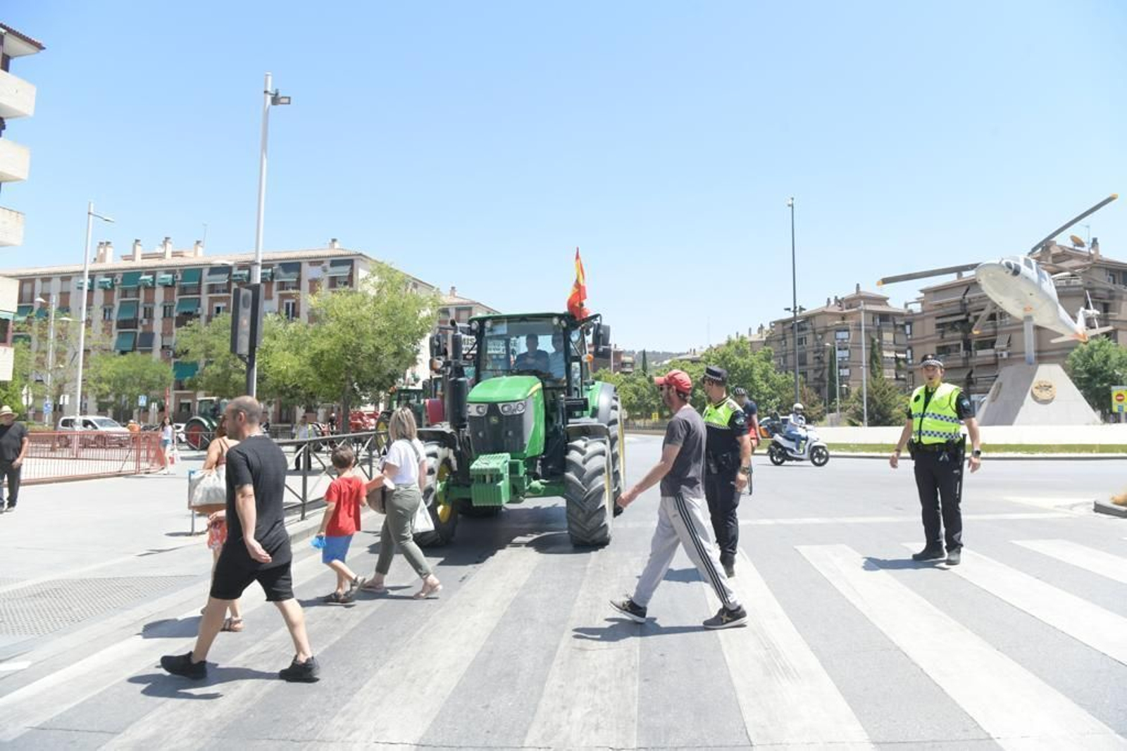 La Policía desvía a los tractores en la rotonda del helicóptero